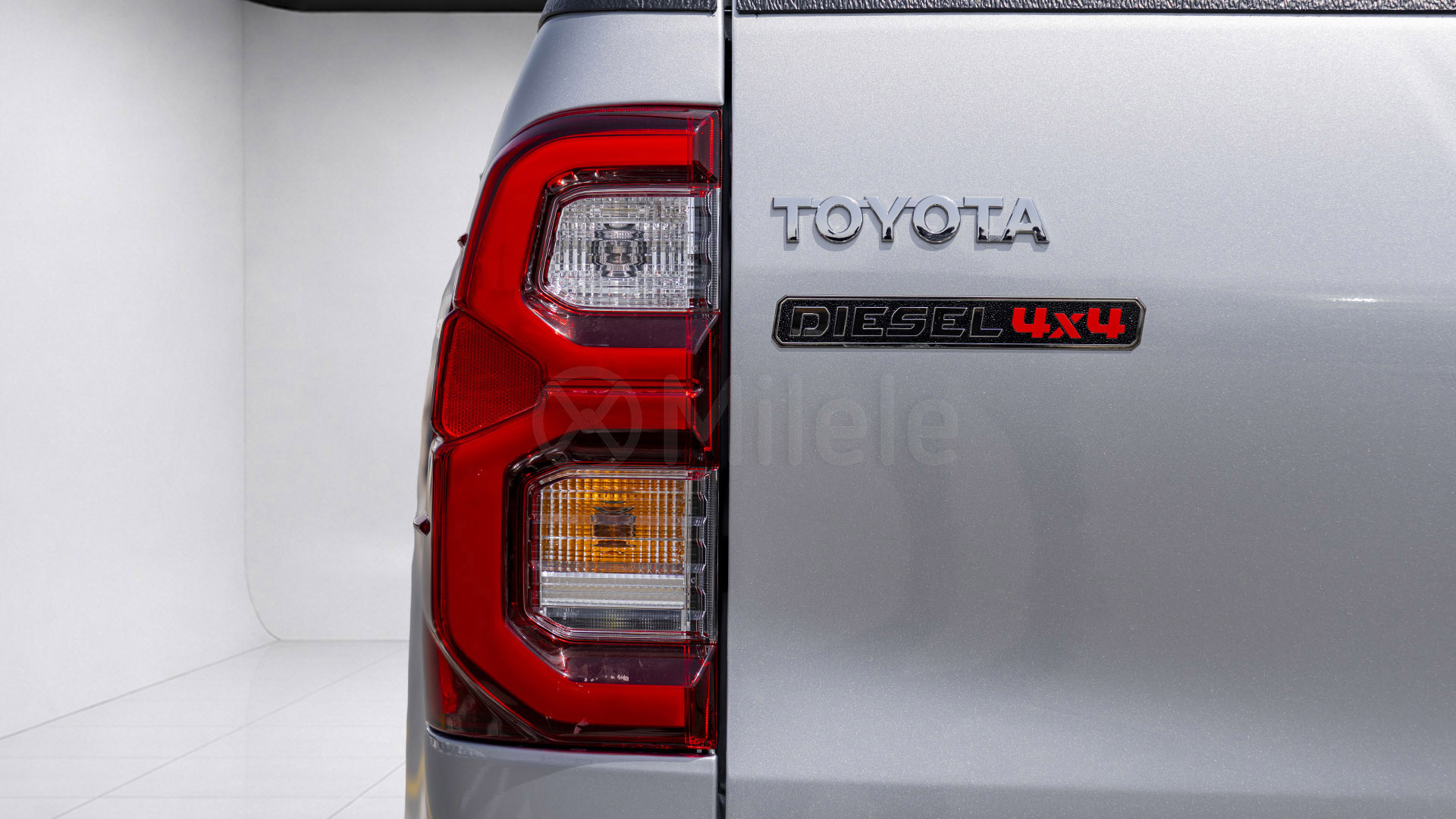 
								(LHD) TOYOTA HILUX DC DIESEL 2.8M HEV AT 4WD MY2026 – SILVER full									