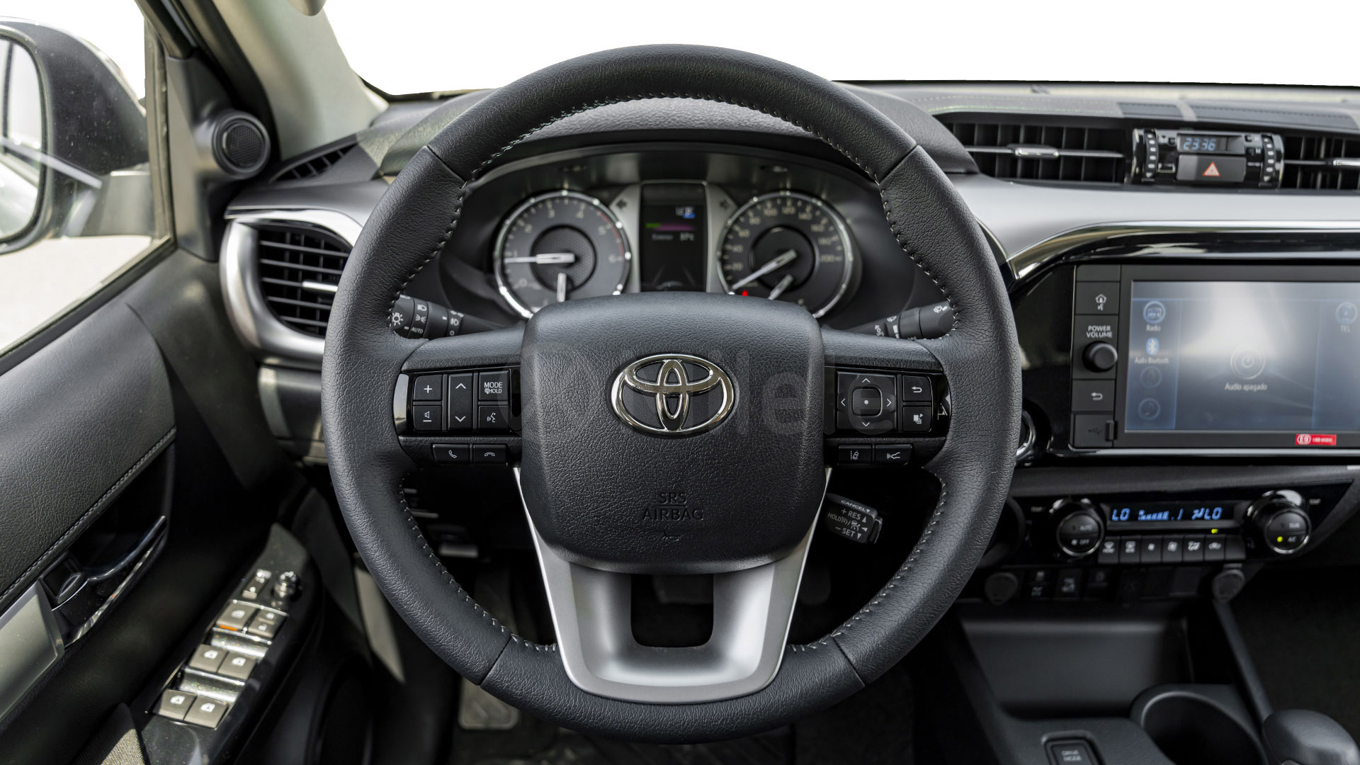 
								(LHD) TOYOTA HILUX DC DIESEL 2.8M HEV AT 4WD MY2026 – SILVER full									