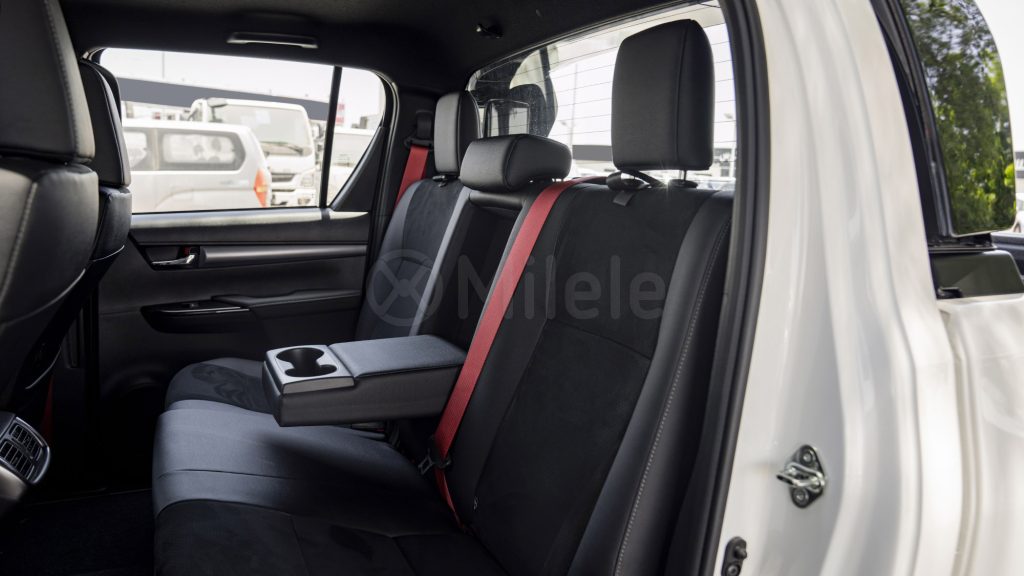 (LHD) TOYOTA HILUX DC GR SPORT 4.0P AT 4X4 MY2025 – WHITE