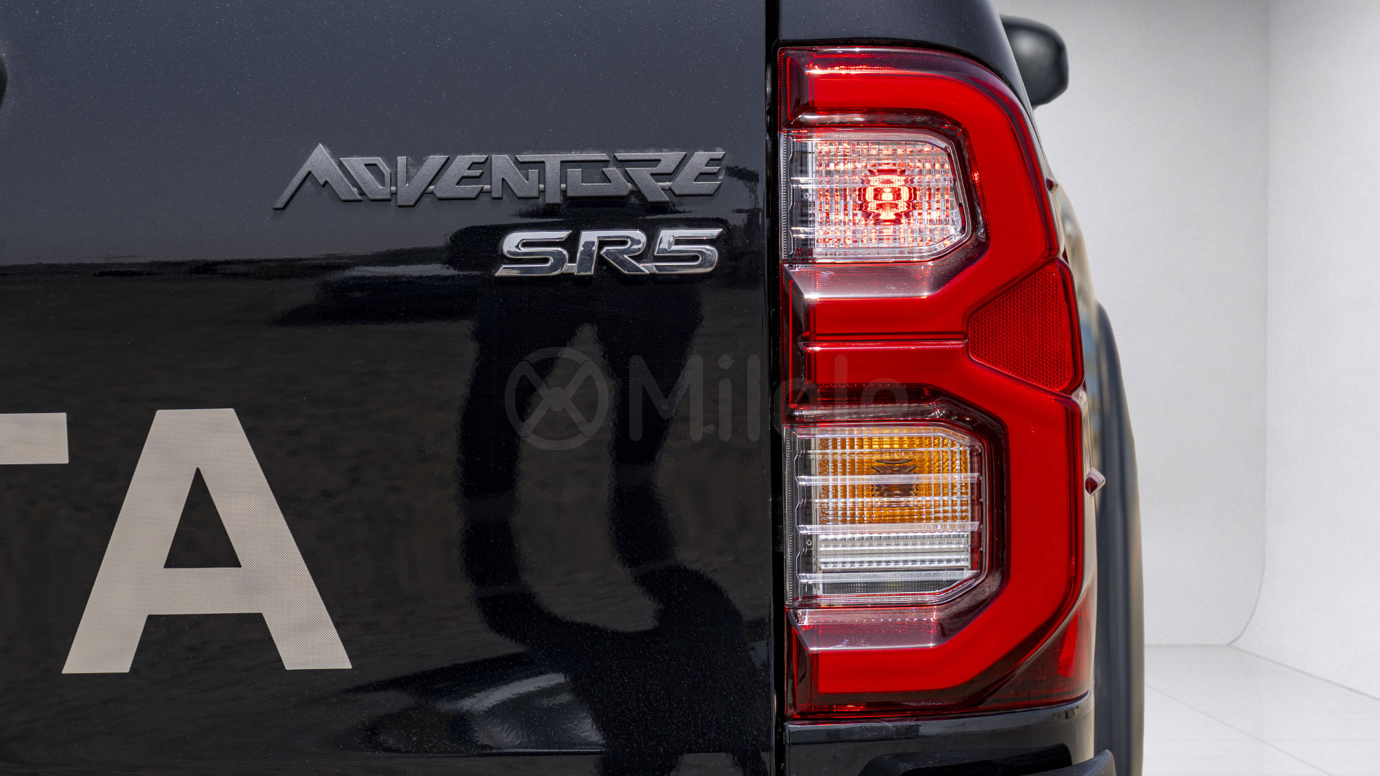 
								(LHD) TOYOTA HILUX DC ADVENTURE 4.0P AT 4X4 MY2026 – BLACK full									