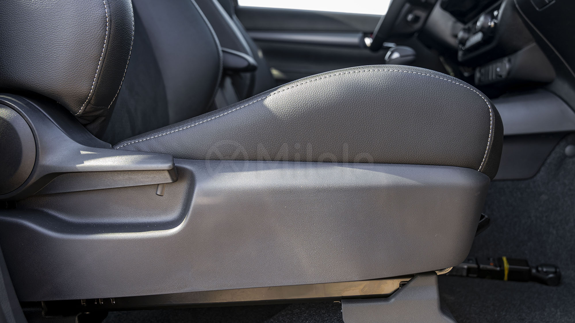 
								(LHD) HILUX GRS 4.0P AT full									