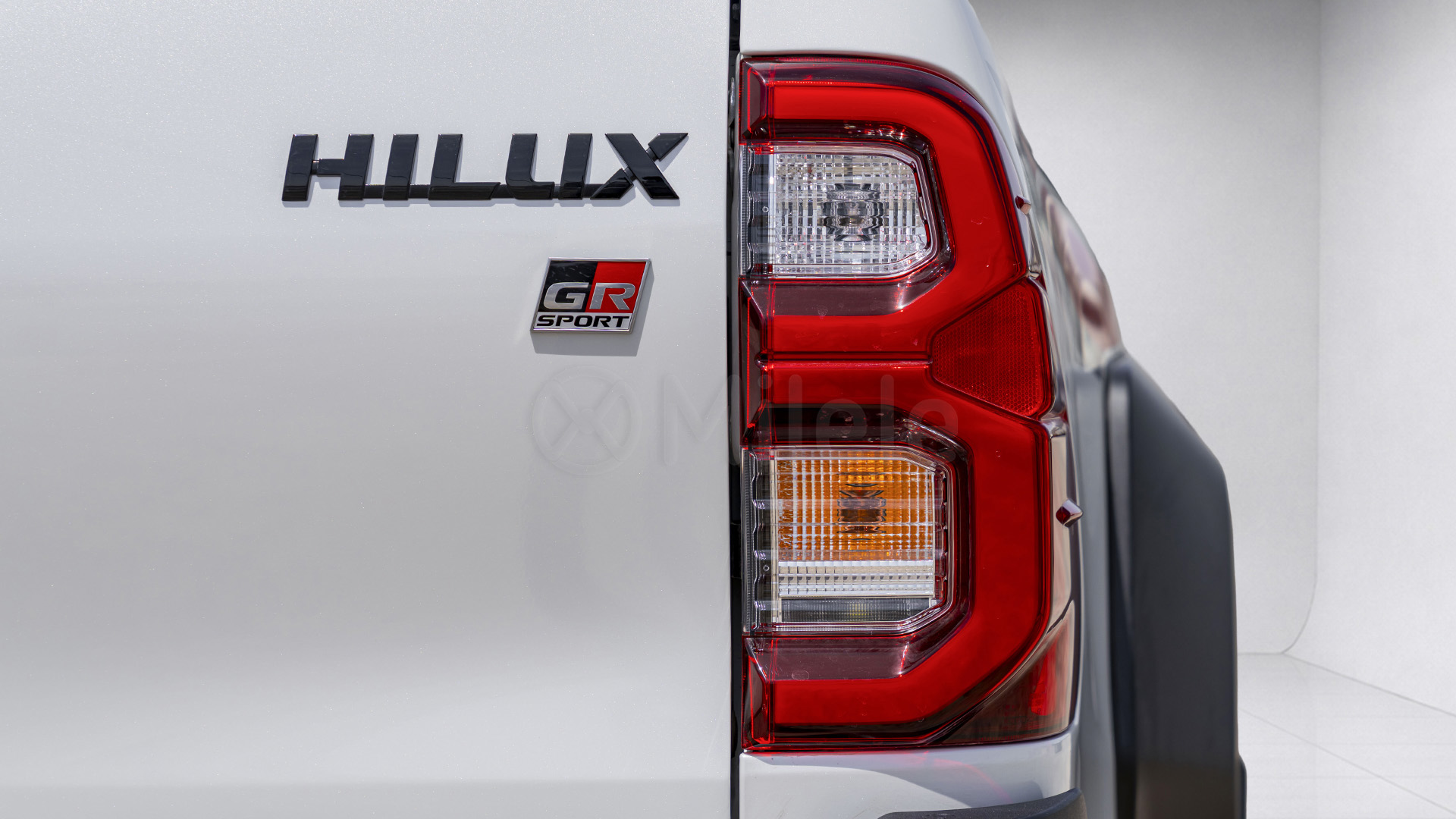 
(LHD) TOYOTA HILUX GRS 4.0P AT MY2026 – WHITE full									