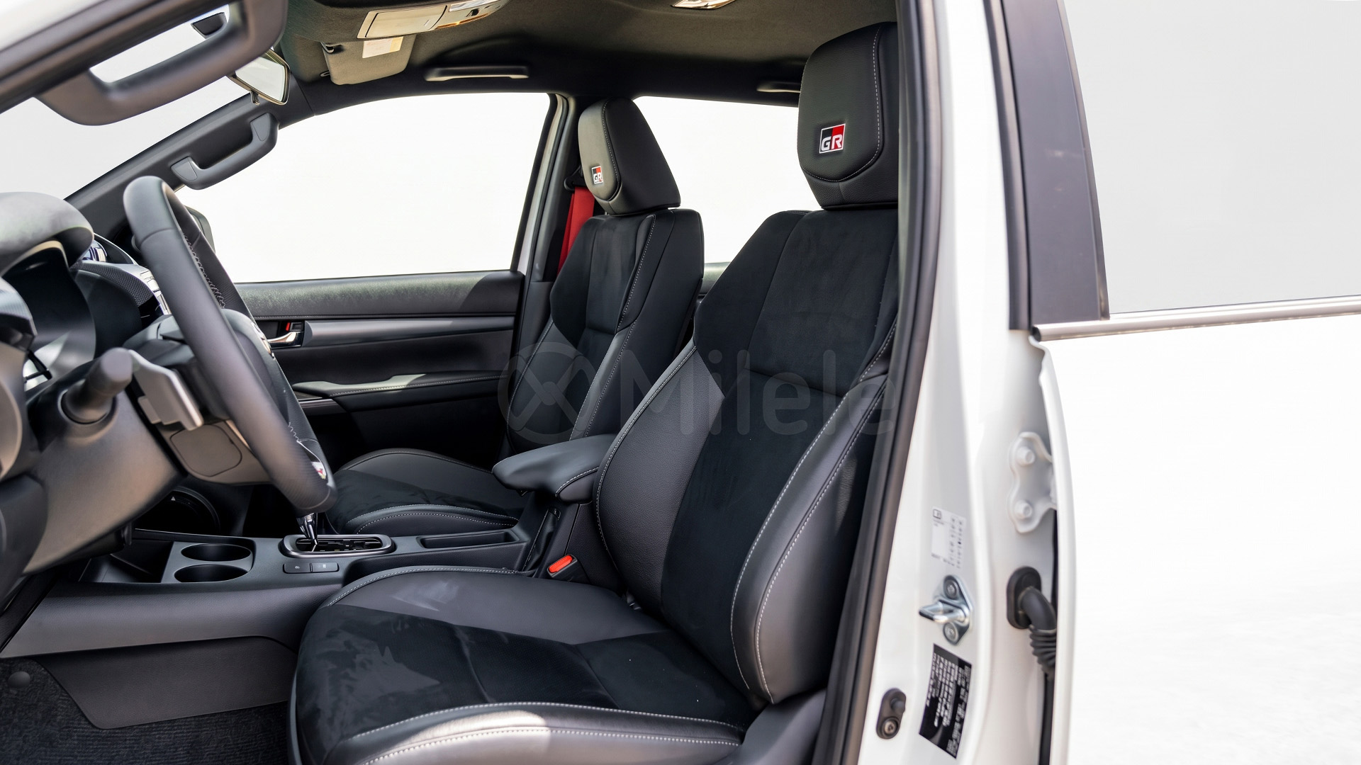 
(LHD) TOYOTA HILUX GRS 4.0P AT MY2026 – WHITE full									