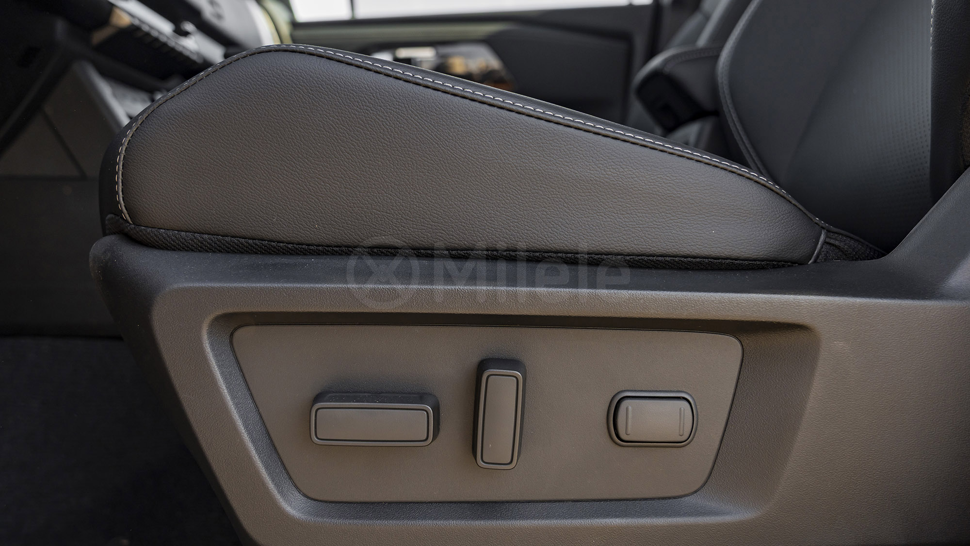
								(LHD) MITSUBISHI L200 SPORTERO DC CHROME EDITION 2.4D AT 4WD MY2026 – BLACK full									