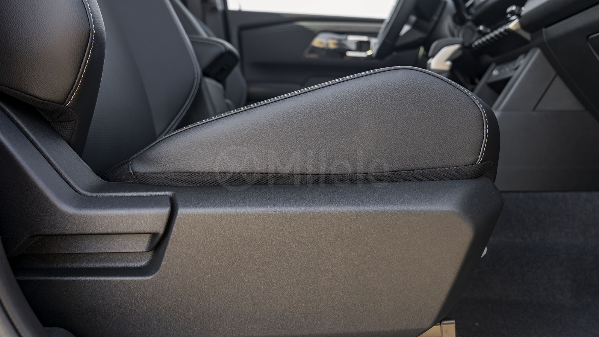 
								(LHD) MITSUBISHI L200 SPORTERO DC CHROME EDITION 2.4D AT 4WD MY2026 – BRONZE full									
