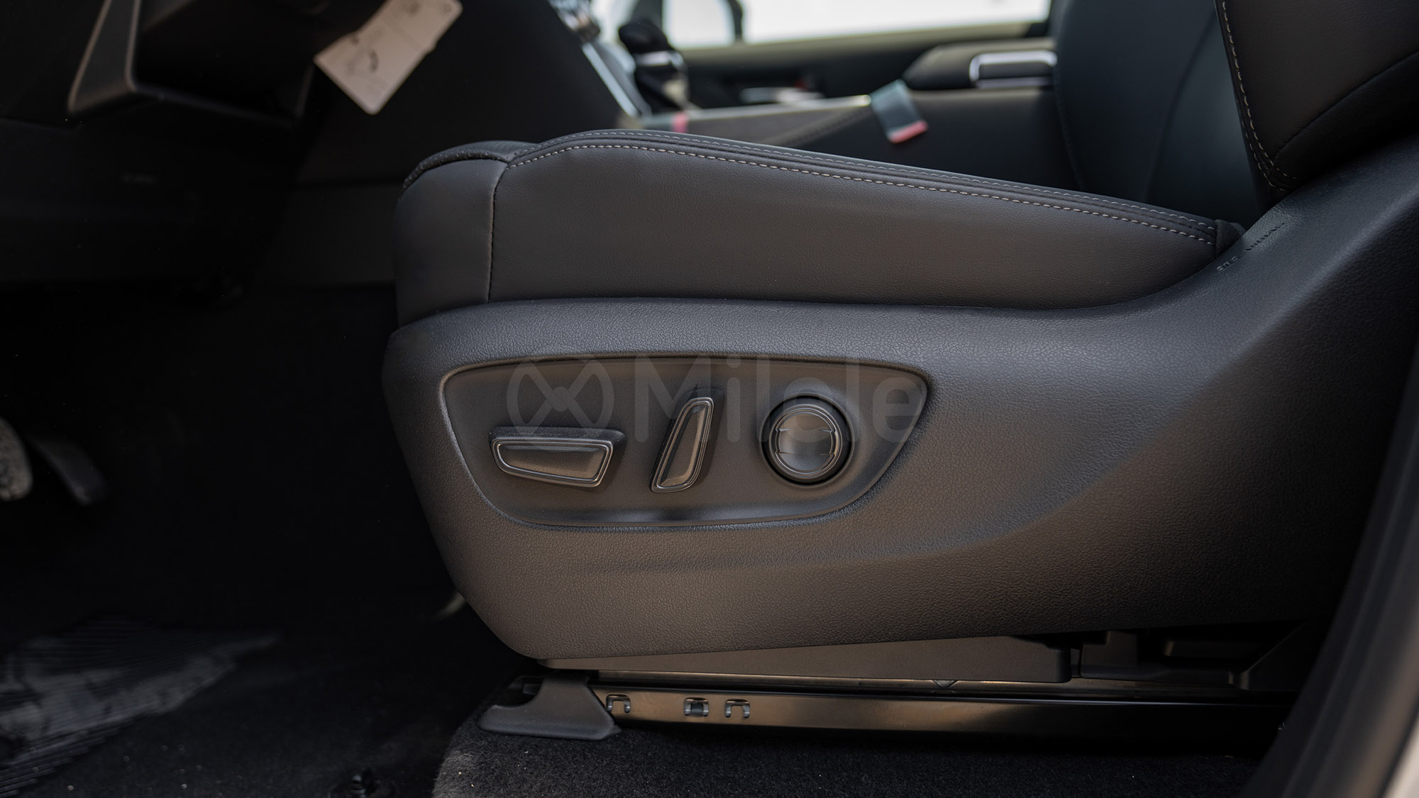 
(LHD) TOYOTA LC300 VXR 3.3D AT MY2025 – SILVER full									