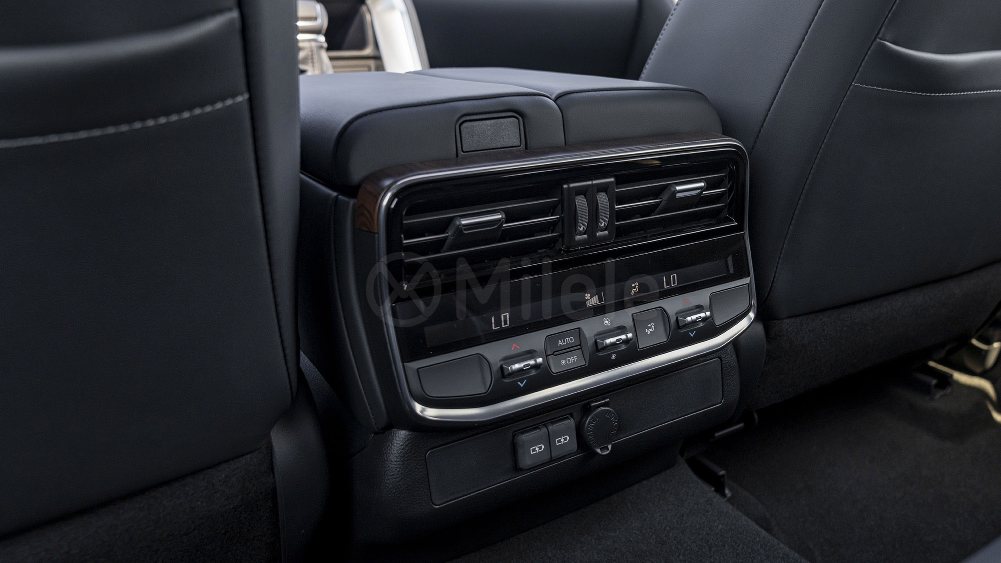 
(LHD) TOYOTA LC300 VX 3.3D AT MY2026 – ATTITUDEBLACK full									