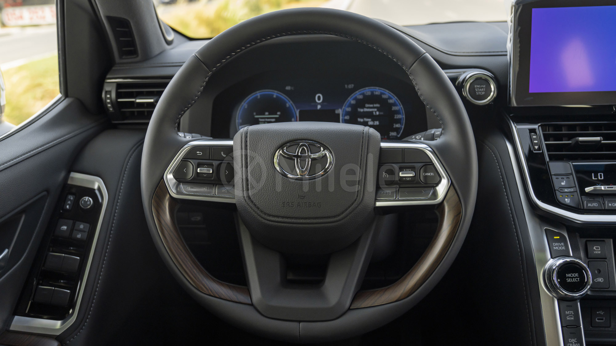 
								(LHD) TOYOTA LC300 VX 3.5P AT AWD MY2025 – ATTITUDE BLACK full									