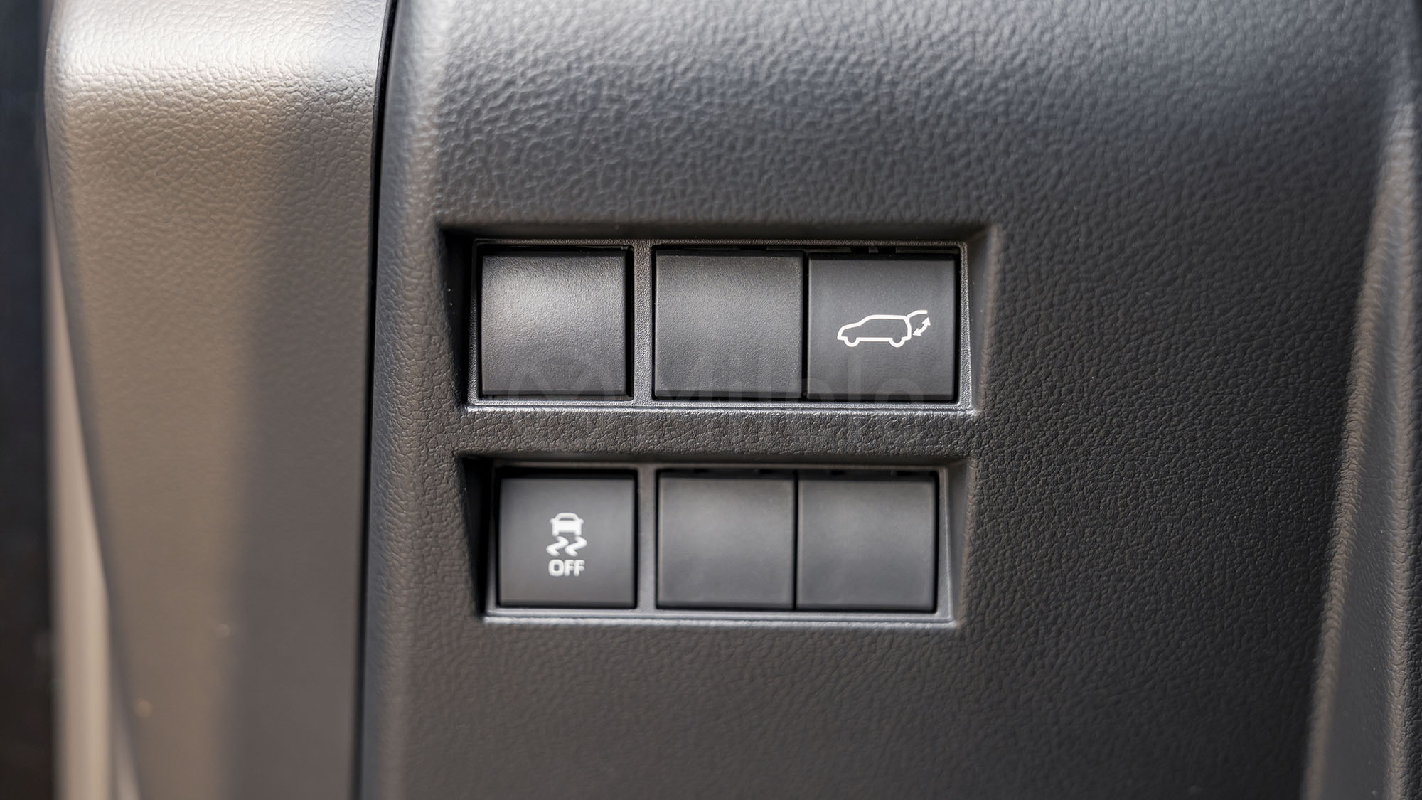
								(LHD) TOYOTA LC300 VX 3.5P AT MY2026 – ATTITUDE BLACK full									