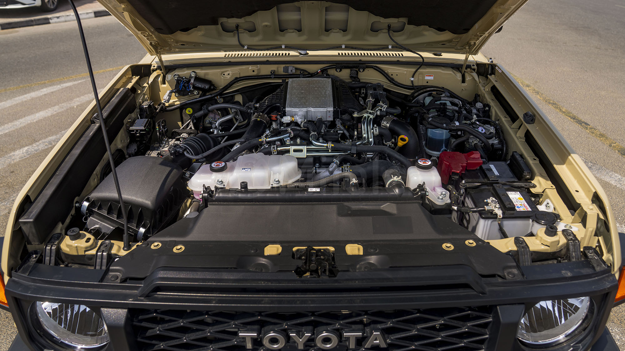 
(LHD) TOYOTA LC79SC 2.8D MT MY2025 – BEIGE full									