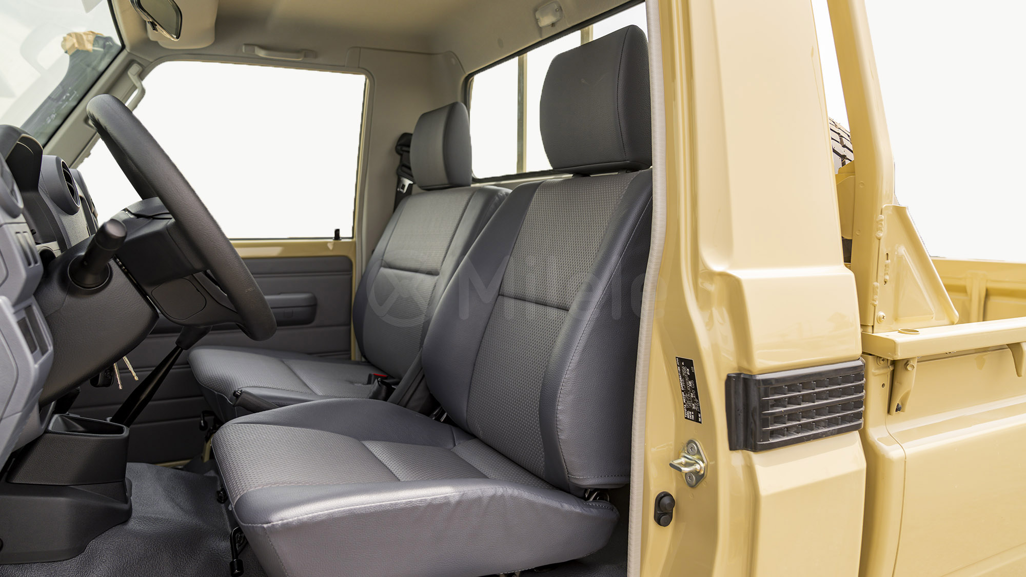 
(LHD) TOYOTA LC79SC 4.0P MT 4X4 MY2025 – BEIGE full									