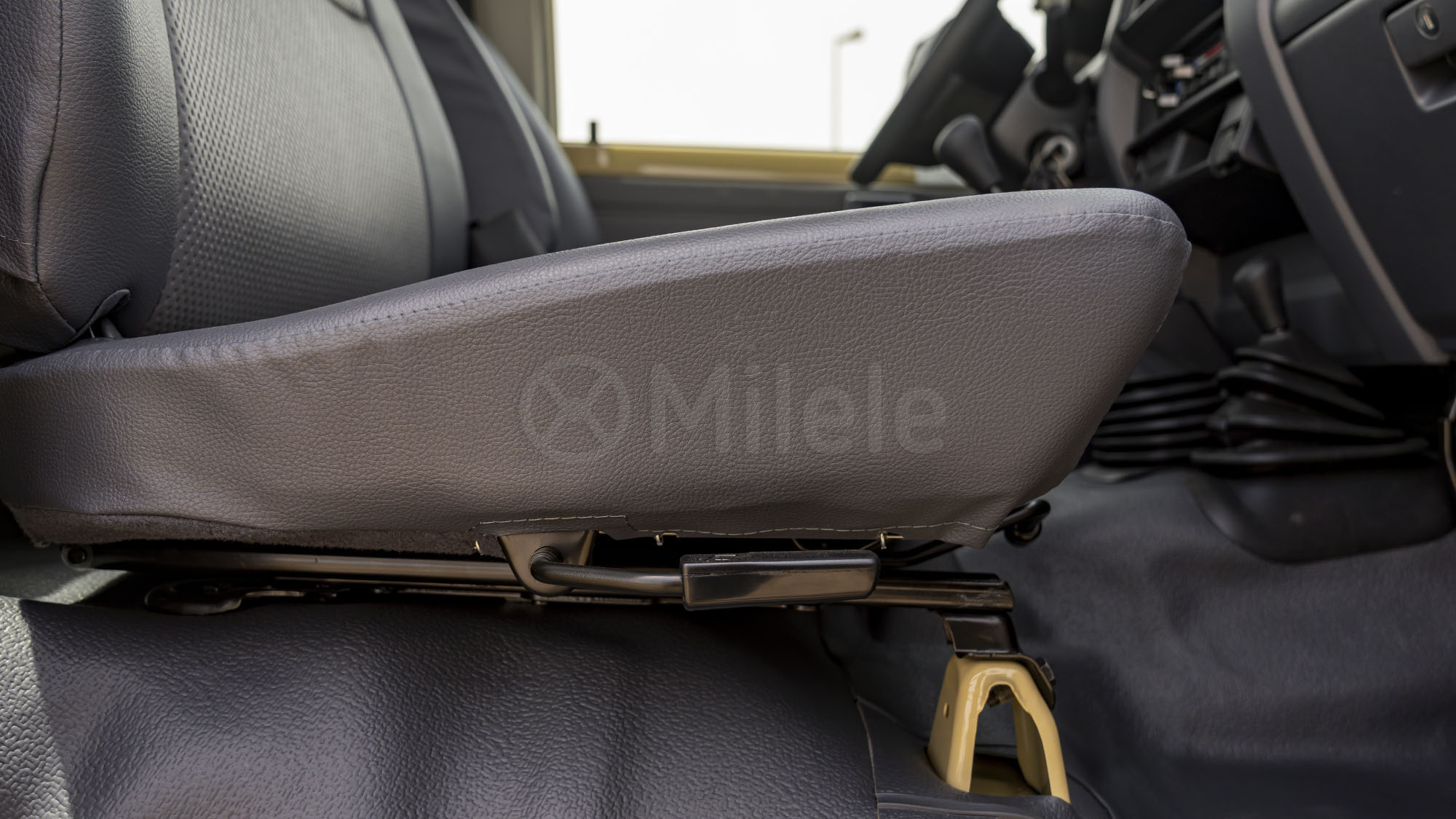 
(LHD) TOYOTA LC79SC 4.0P MT 4X4 MY2025 – BEIGE full									