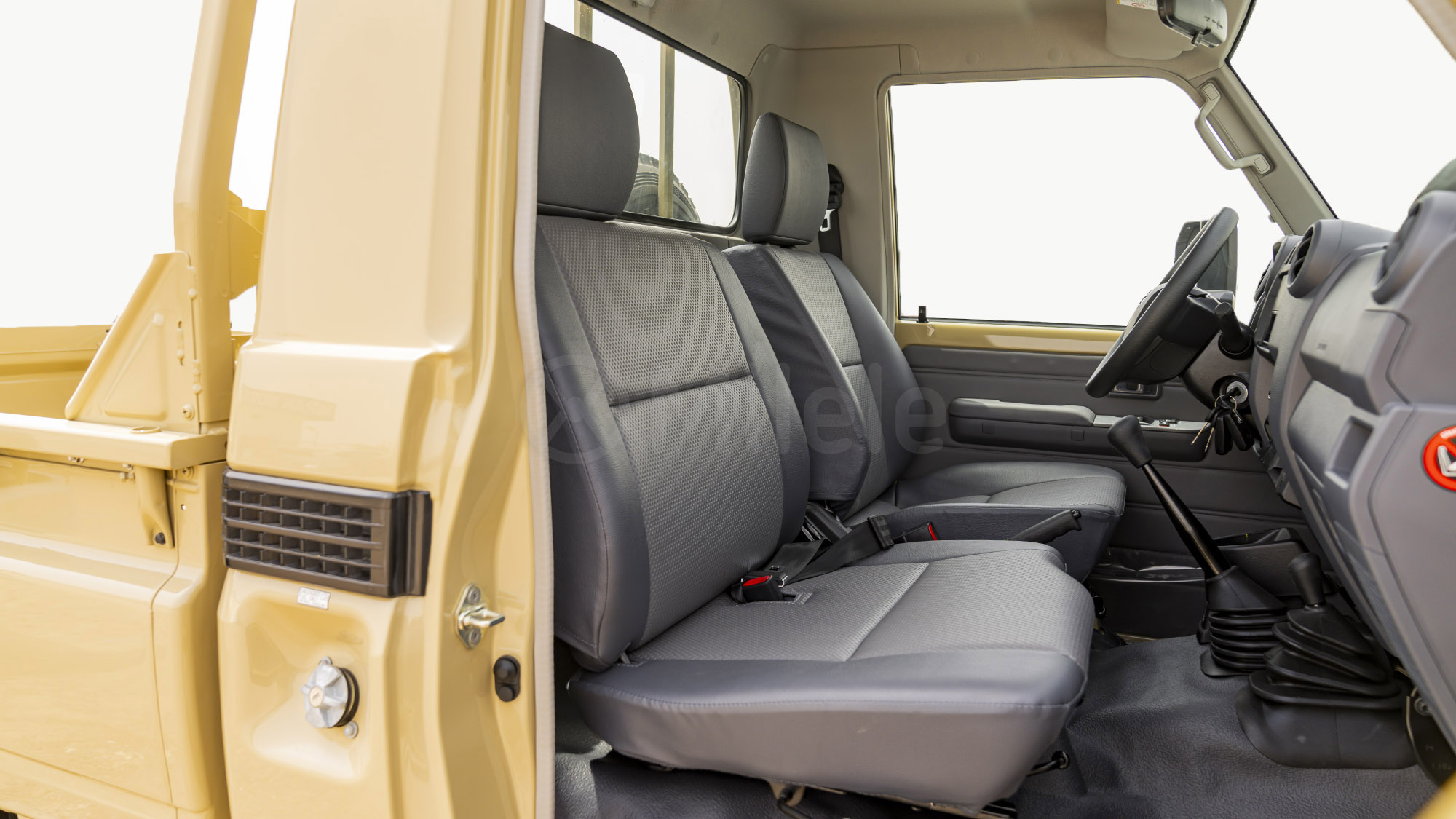 
(LHD) TOYOTA LC79SC 4.0P MT 4X4 MY2025 – BEIGE full									