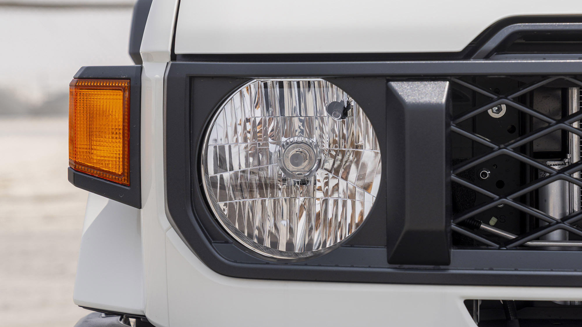 
								(LHD) TOYOTA LC79SC 4.0P MT 4X4 MY2025 – WHITE full									