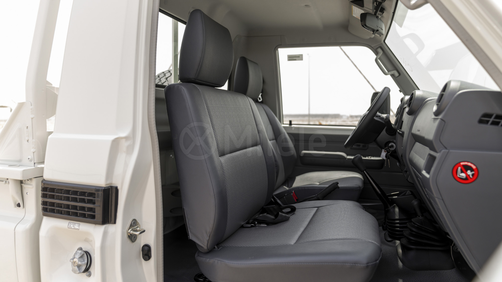 
								(LHD) TOYOTA LC79SC 4.0P MT 4X4 MY2025 – WHITE full									