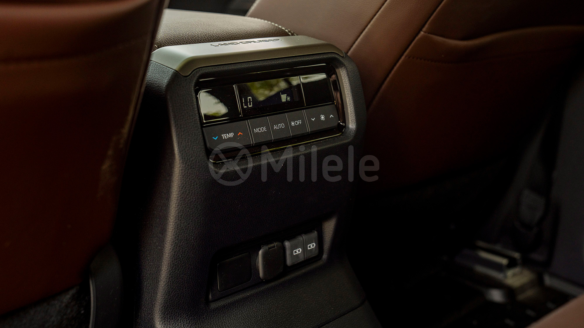 
								(LHD) TOYOTA PRADO 250 PREMIUM 2.4P HEV AT 4X4 MY2025 – BLACK full									