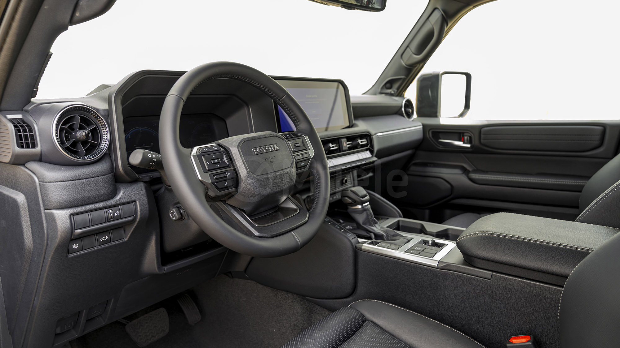 
(LHD) TOYOTA PRADO 250 VX PREMIUM 2.8D AT MY2026 – ATTITUDE BLACK full									