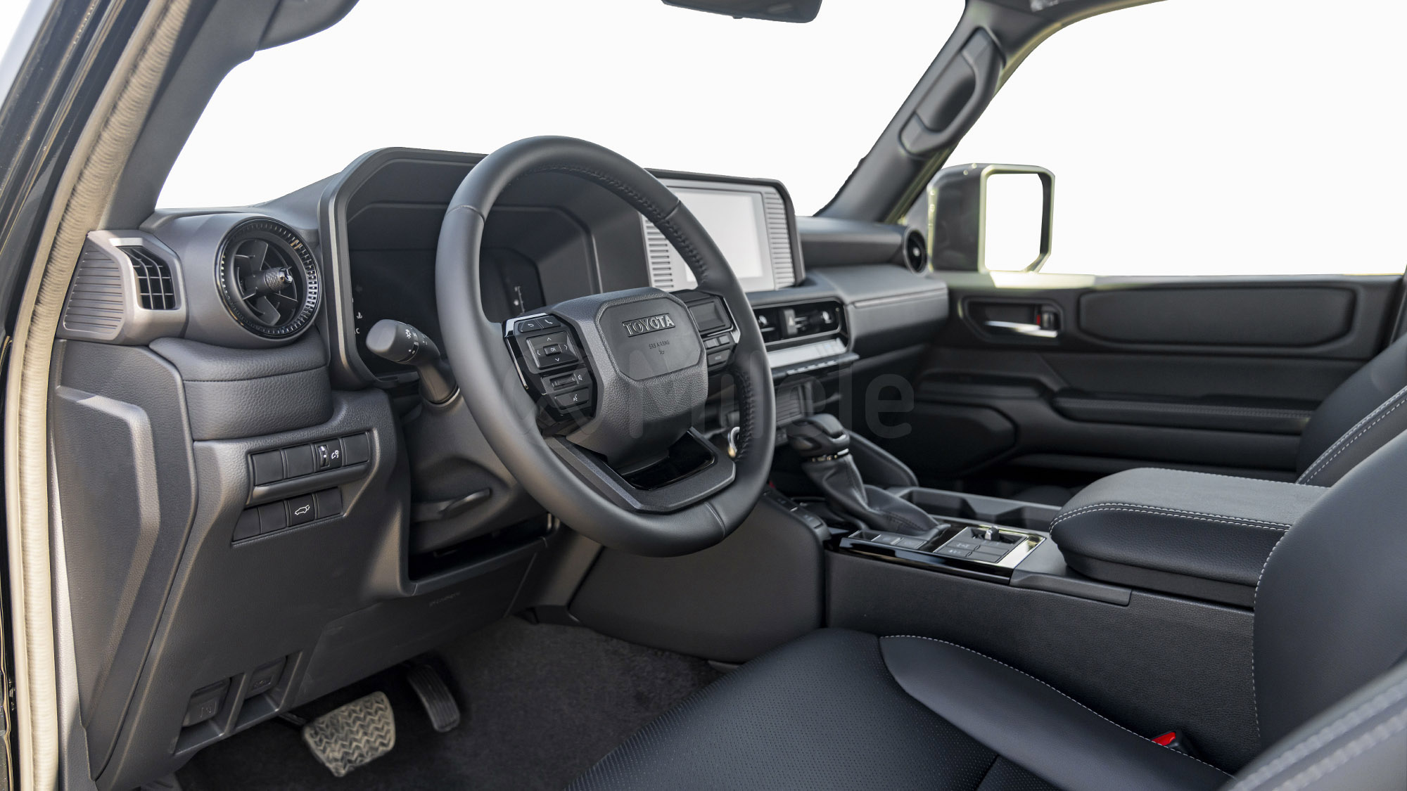 
								(LHD) TOYOTA PRADO 250 TXL 2.8D AT MY2026 – ATTITUDE BLACK full									