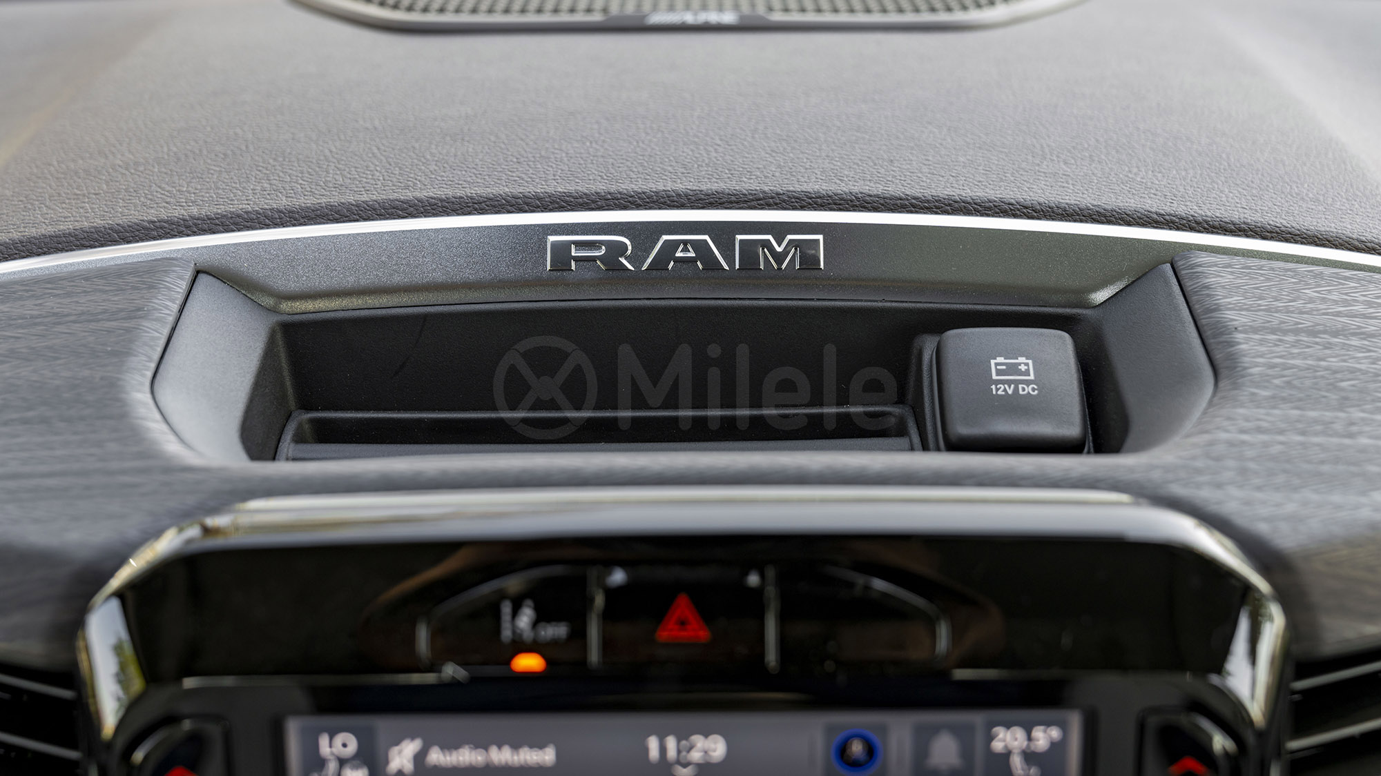 
(LHD) DODGE RAM 1500 LARAMIE 3.0P AT 4WD MY2025 – BLACK full									