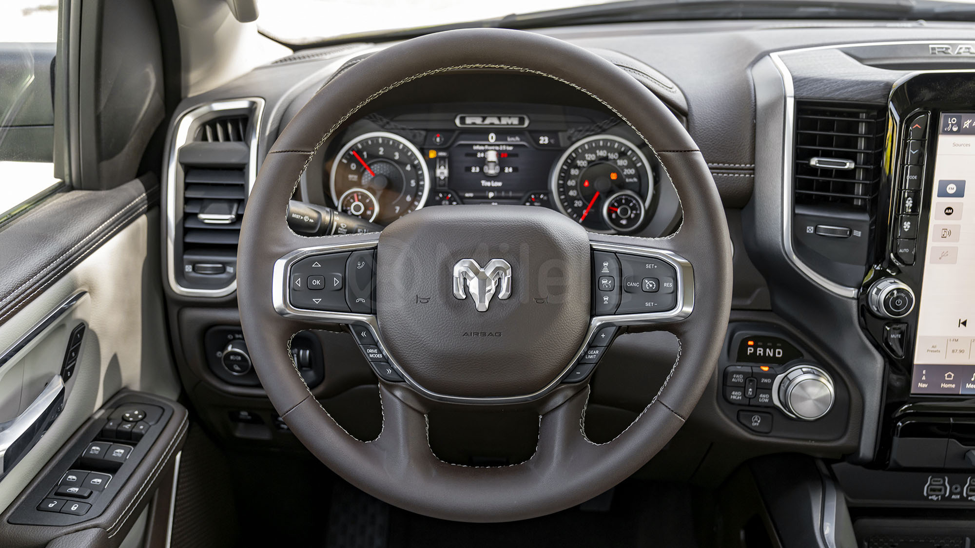 
(LHD) DODGE RAM 1500 LARAMIE 3.0P AT 4WD MY2025 – BLACK full									