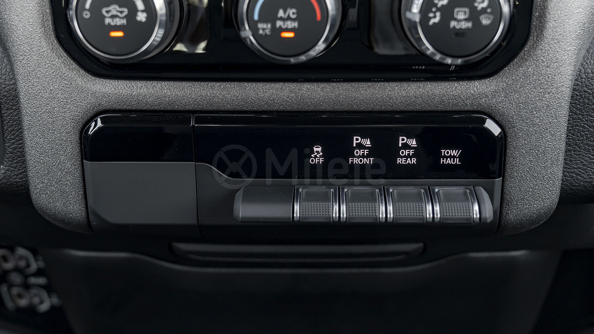 
								(LHD) DODGE RAM 1500 WARLOCK 3.0P AT 4X4 MY2025 – BLACK full									