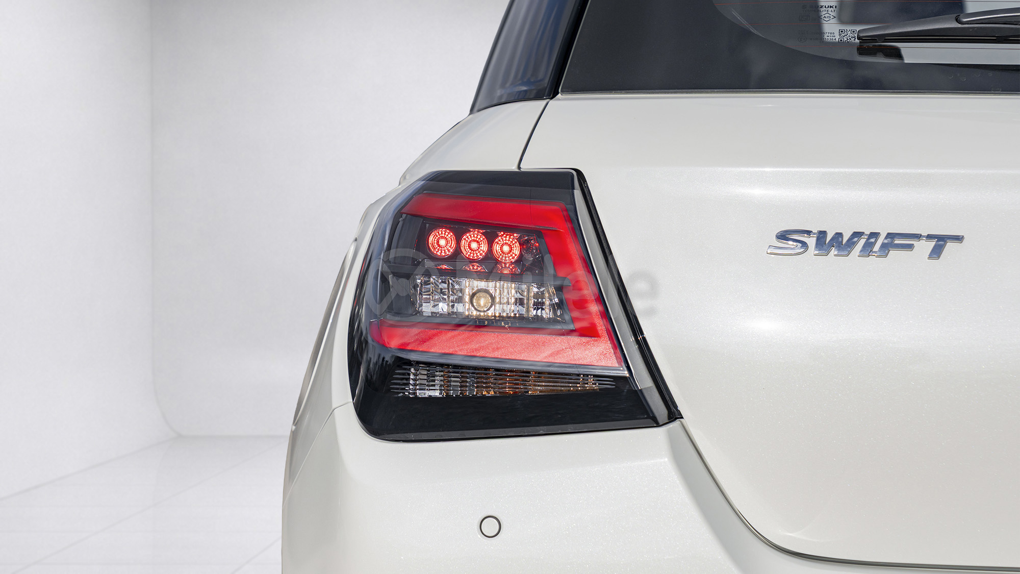 
								(LHD) SUZUKI SWIFT GLX 1.2P AT MY2026 – BluishBlackPearlRoofArcticWhiteBody full									