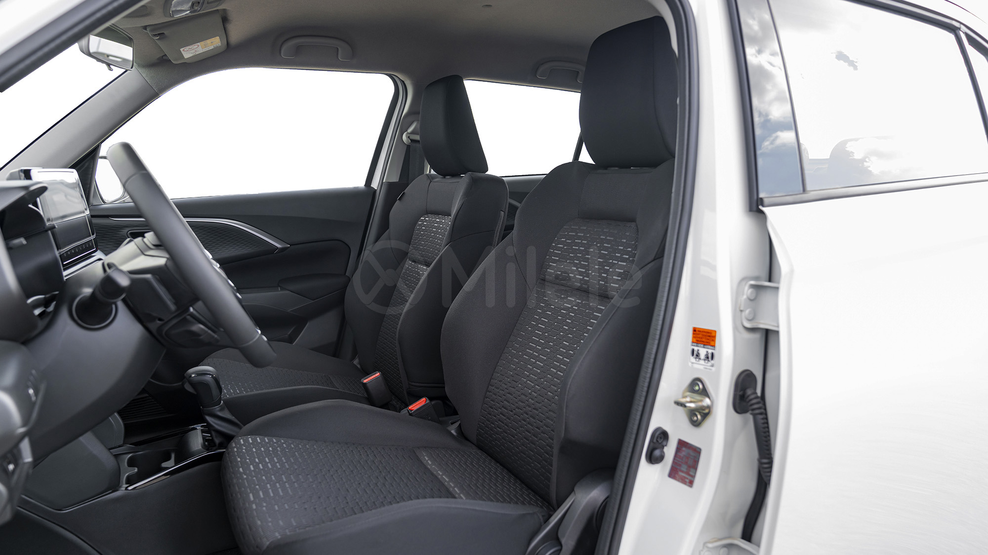 
								(LHD) SUZUKI SWIFT GLX 1.2P AT MY2026 – BluishBlackPearlRoofArcticWhiteBody full									