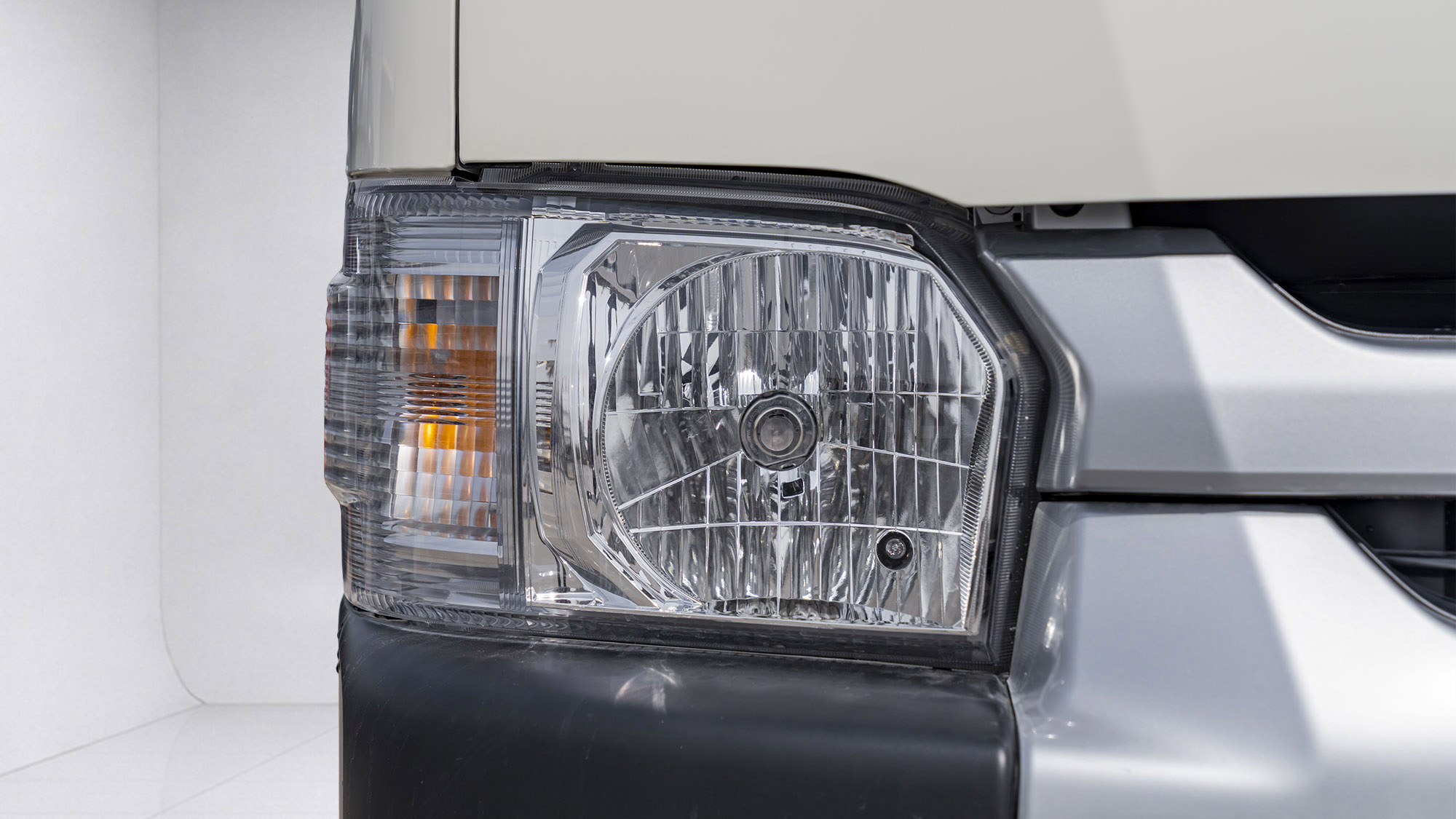 
								(RHD) TOYOTA HIACE HR 14 SEATER 2.5D MT MY2025 – WHITE full									