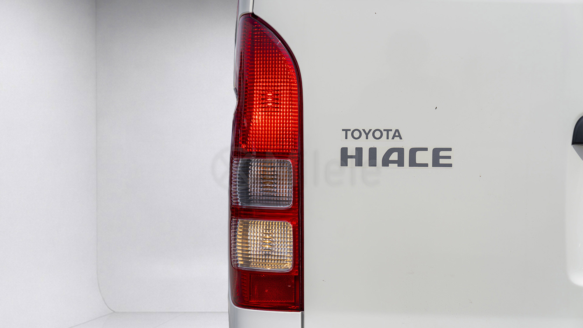 
								(RHD) TOYOTA HIACE HR 14 SEATER 2.5D MT MY2025 – WHITE full									