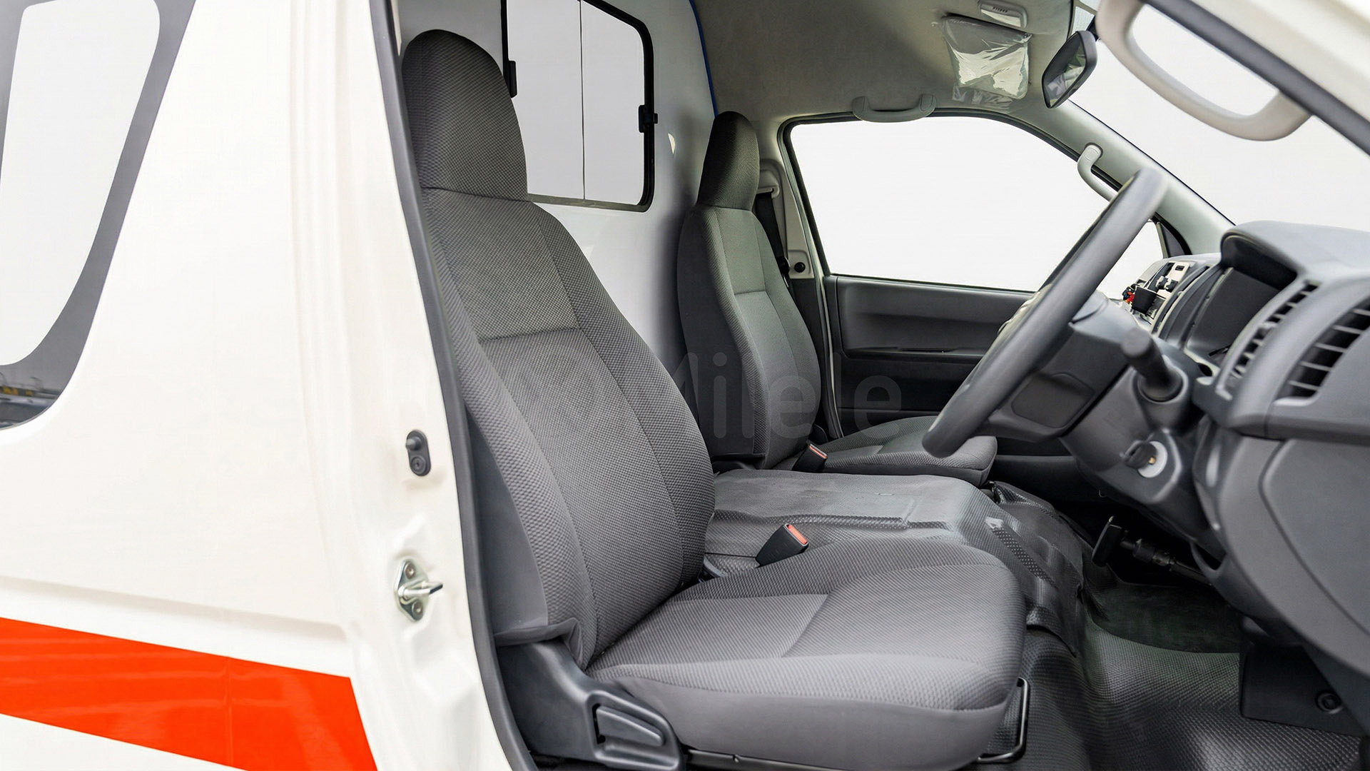 
(RHD) TOYOTA HIACE HR AMBULANCE 2.5D MT MY2025 – WHITE full									