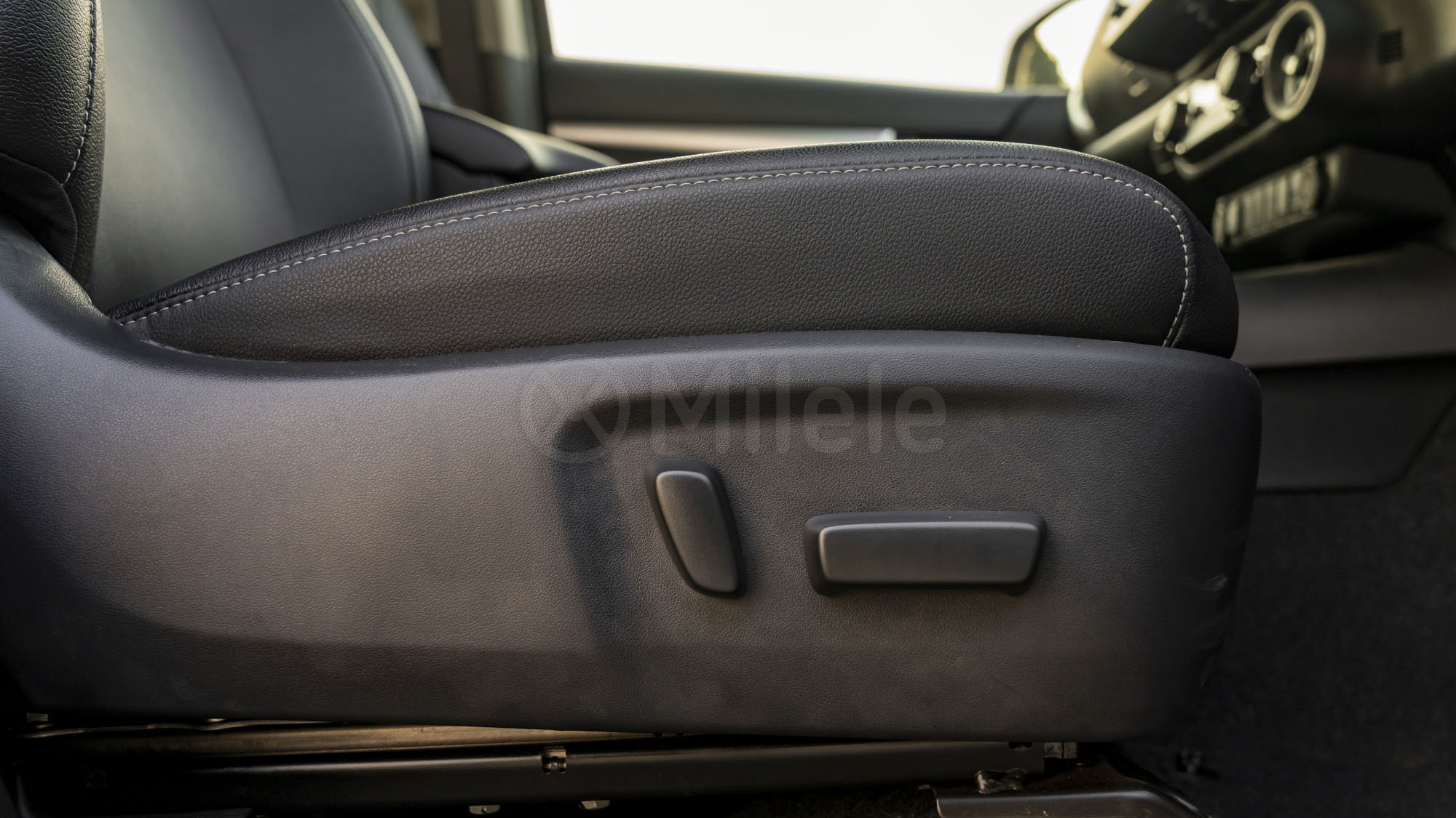 
								(RHD) TOYOTA HILUX DC 2.8D AT 4X4 MY2025 – BLACK full									