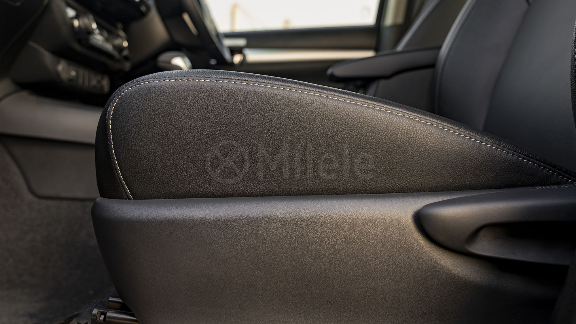 
								(RHD) TOYOTA HILUX DC 2.8D AT 4X4 MY2025 – BLACK full									