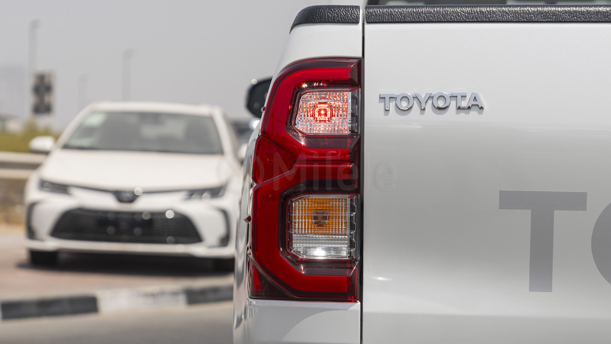 
								(RHD) TOYOTA HILUX DC 2.8D AT 4X4 MY2025 – WHITE full									