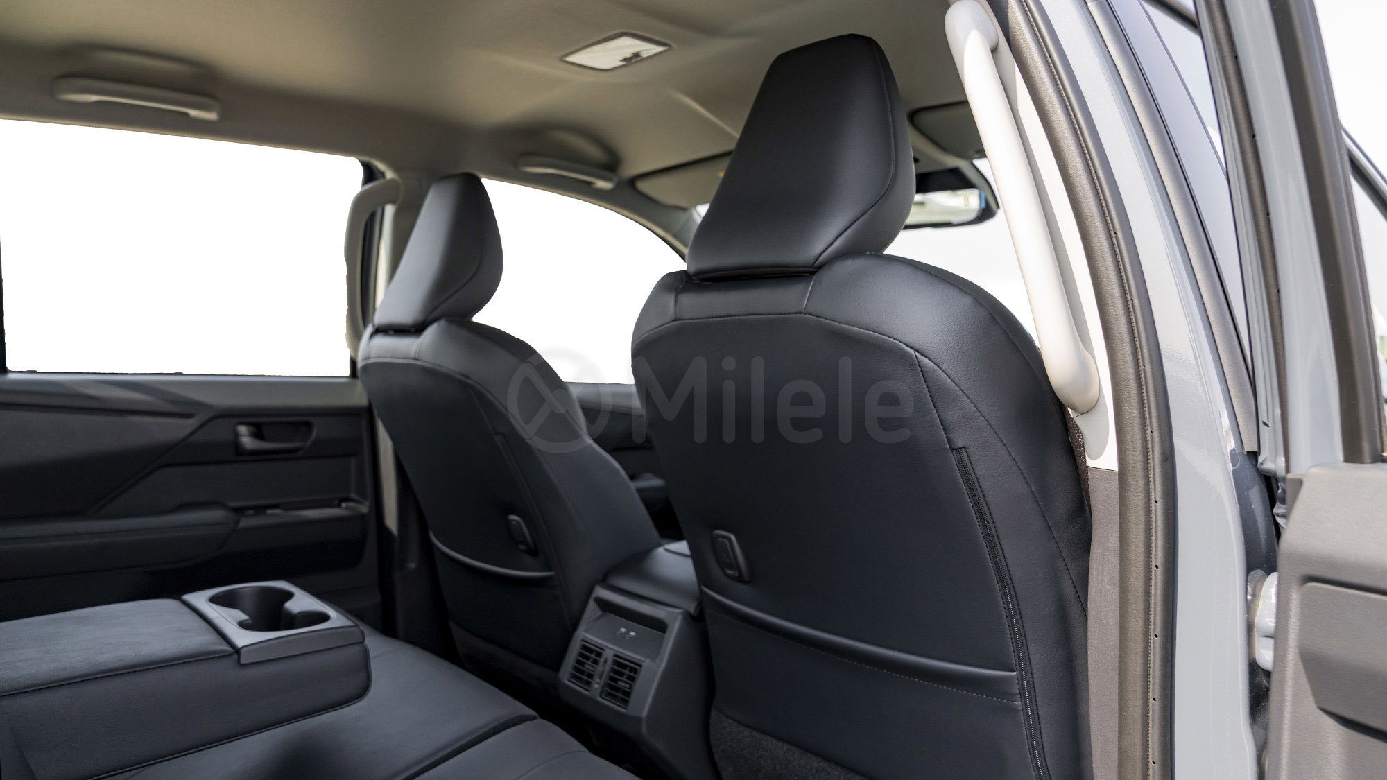 
								(RHD) TOYOTA HILUX TRAVO OVERLAND PLUS 2.8D AT MY2026 – GREY full									