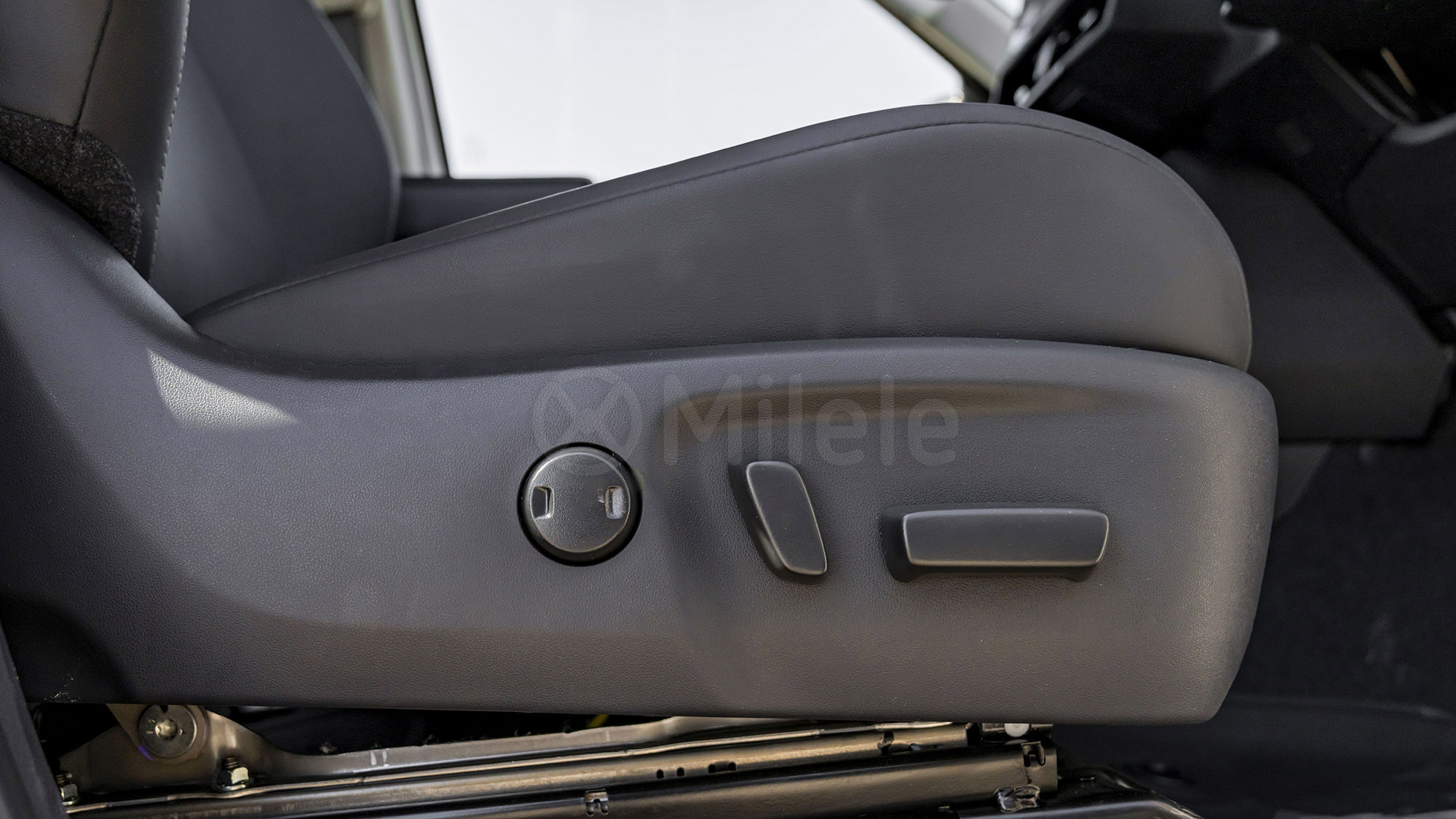 
								(RHD) TOYOTA HILUX TRAVO OVERLAND PLUS 2.8D AT MY2026 – White full									