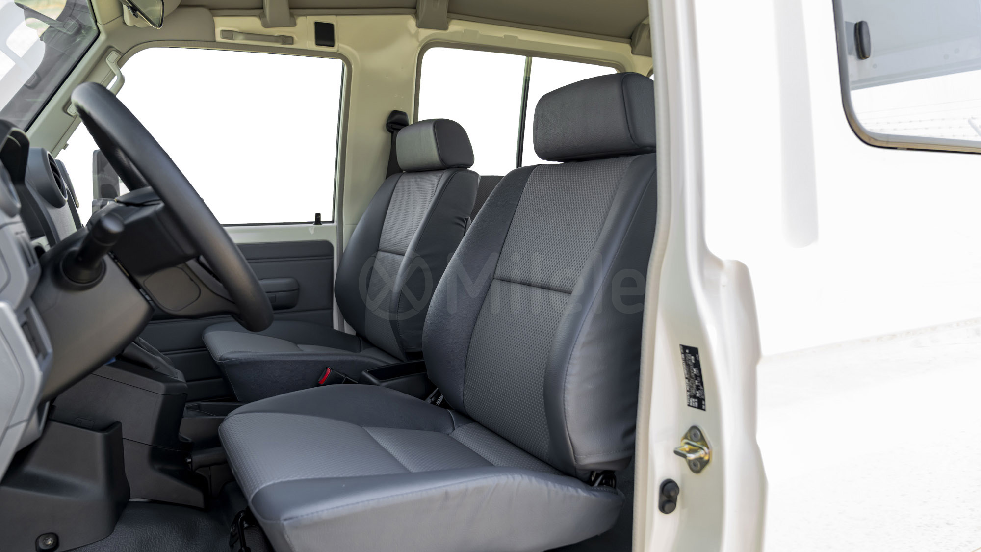 
(LHD) TOYOTA LAND CRUISER 78 2.8D AT 4X4 MY2025 – WHITE full									