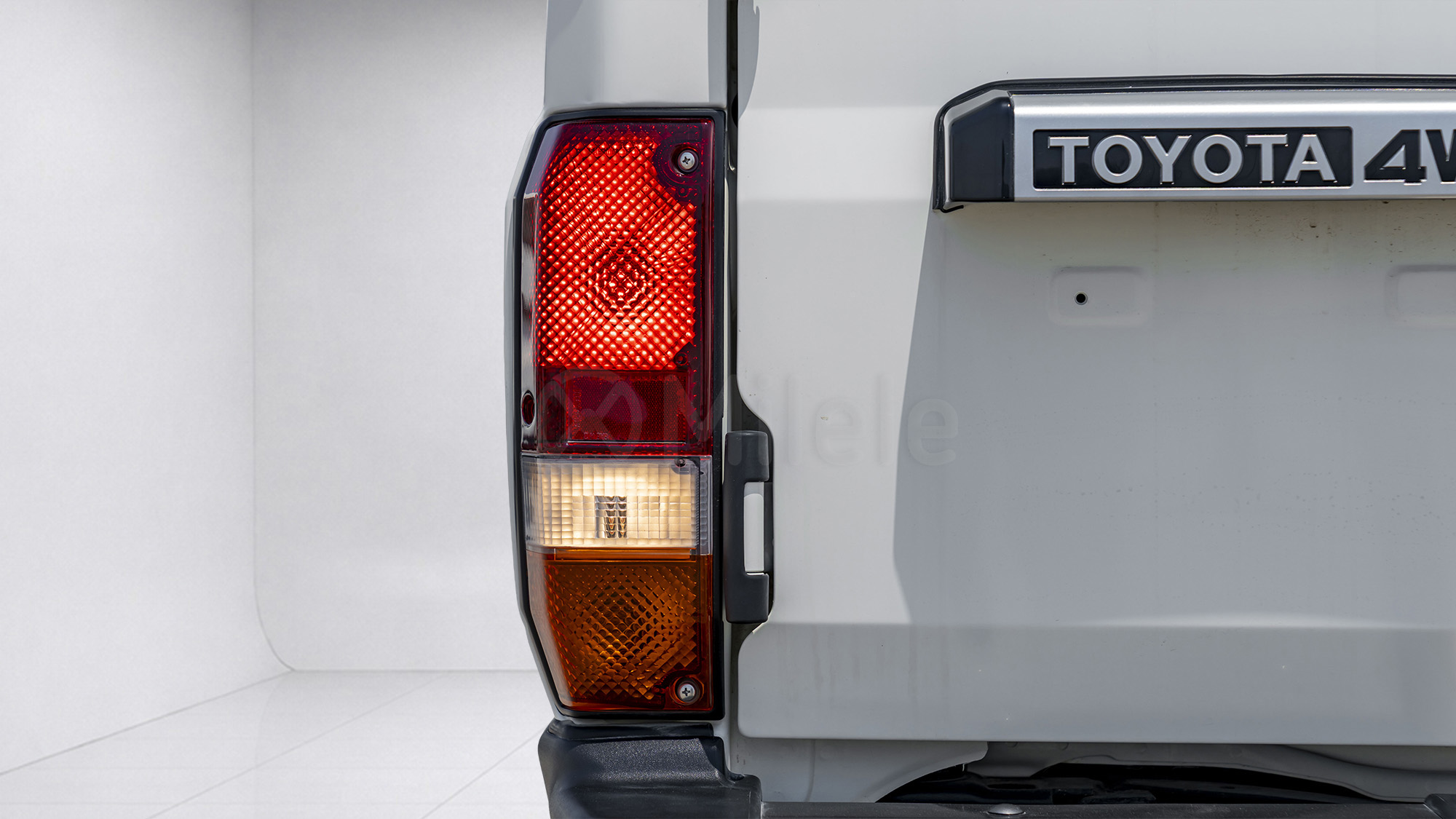 
(LHD) TOYOTA LAND CRUISER 78 2.8D AT 4X4 MY2025 – WHITE full									