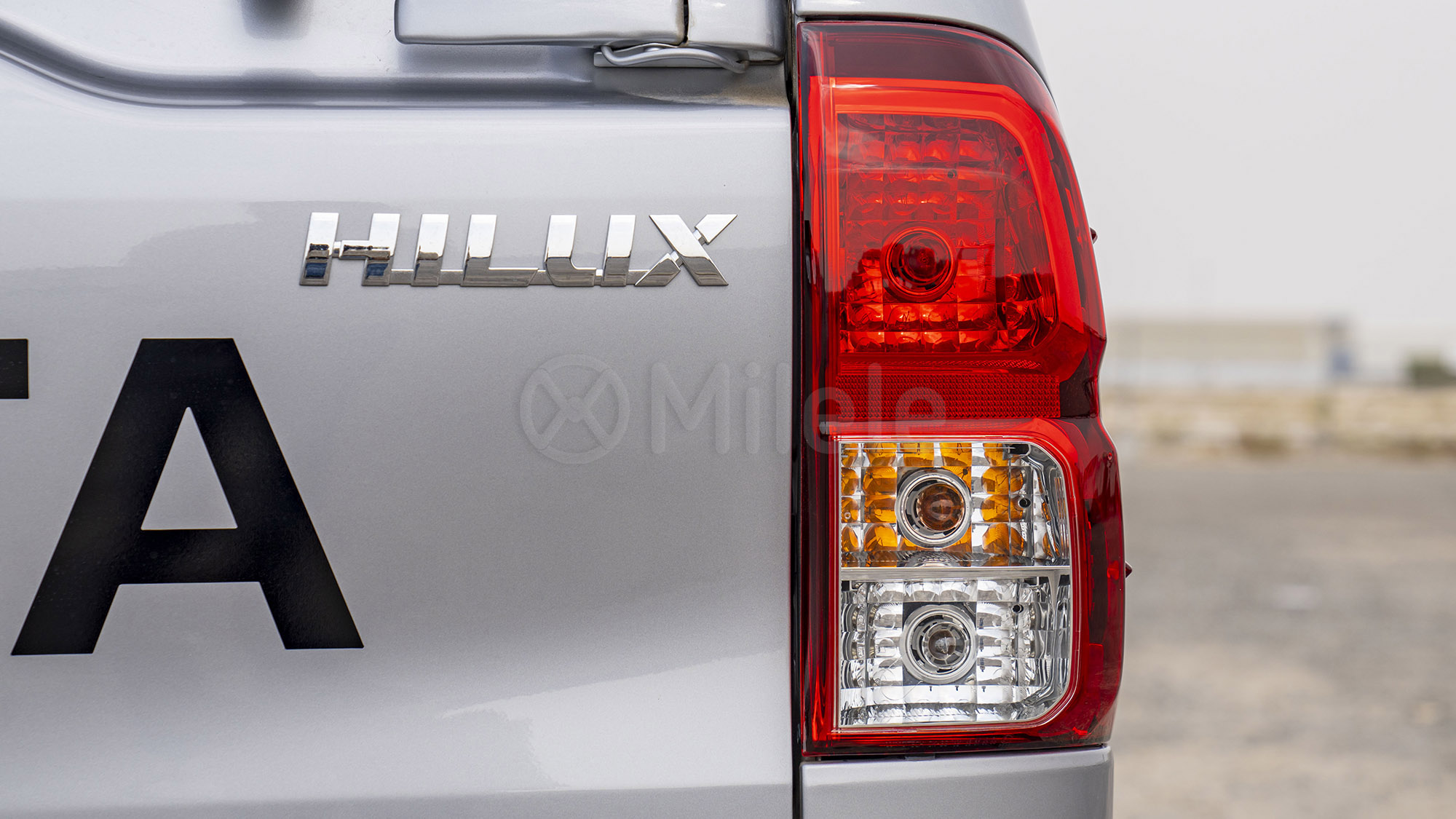 
(LHD) TOYOTA HILUX DC 2.4D MT 4X4 P. WINDOW MY2026 – SILVER full									