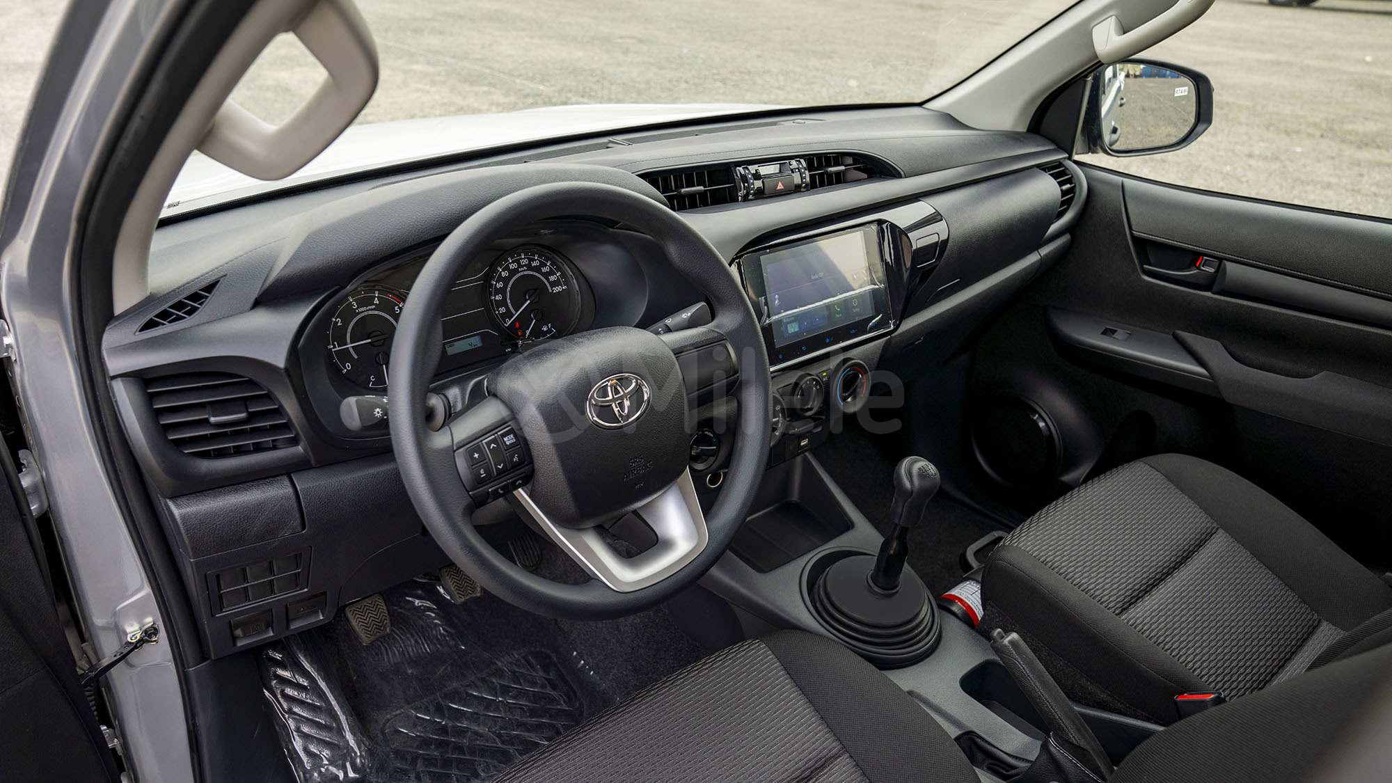 
(LHD) TOYOTA HILUX DC 2.4D MT 4X4 P. WINDOW MY2026 – SILVER full									