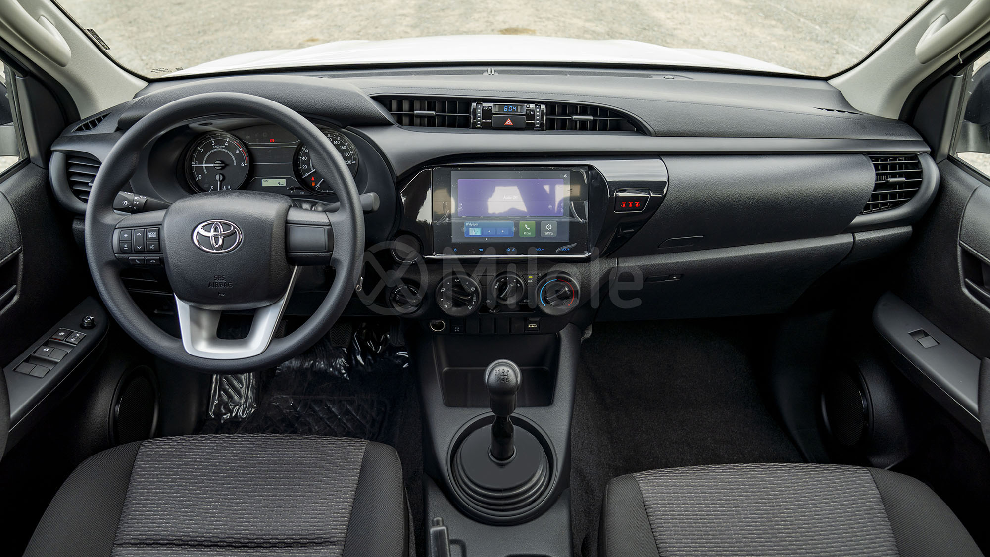 
(LHD) TOYOTA HILUX DC 2.4D MT 4X4 P. WINDOW MY2026 – SILVER full									