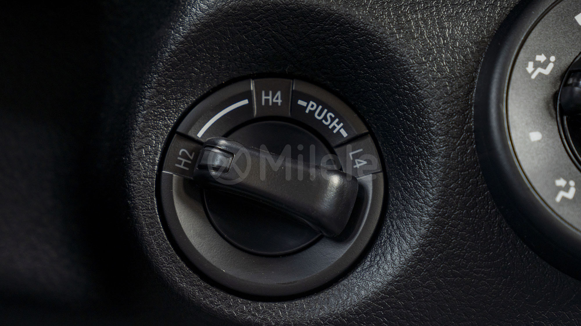 
(LHD) TOYOTA HILUX DC 2.4D MT 4X4 P. WINDOW MY2026 – SILVER full									