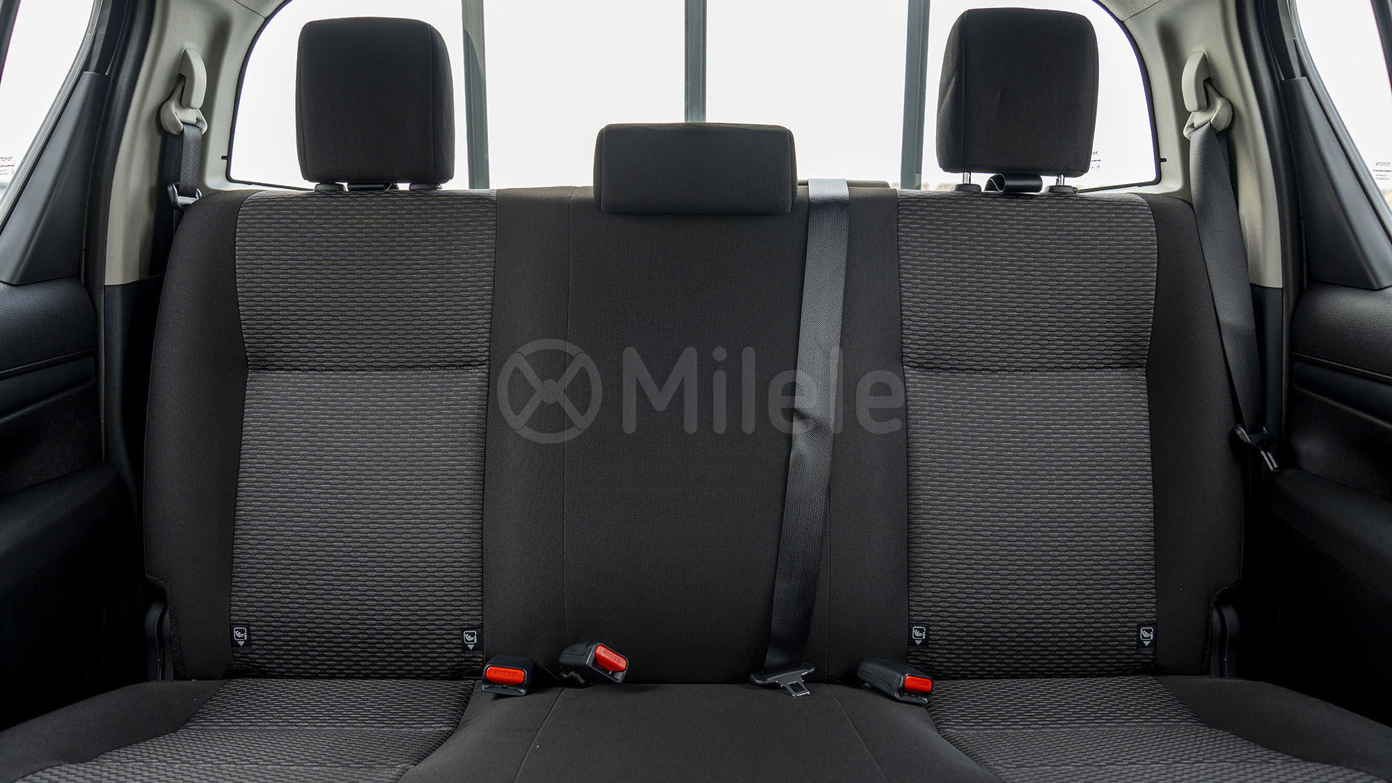 
(LHD) TOYOTA HILUX DC 2.4D MT 4X4 P. WINDOW MY2026 – SILVER full									