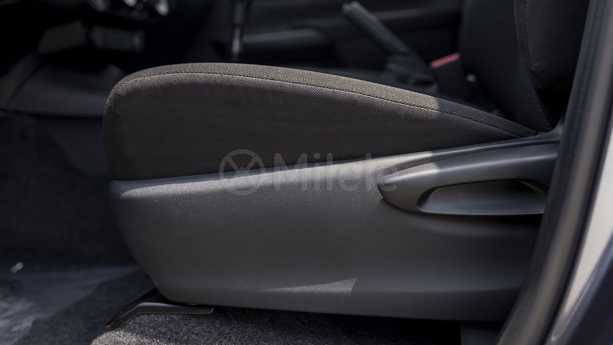 
(LHD) TOYOTA HILUX DC 2.4D MT 4X4 P. WINDOW MY2026 – SILVER full									