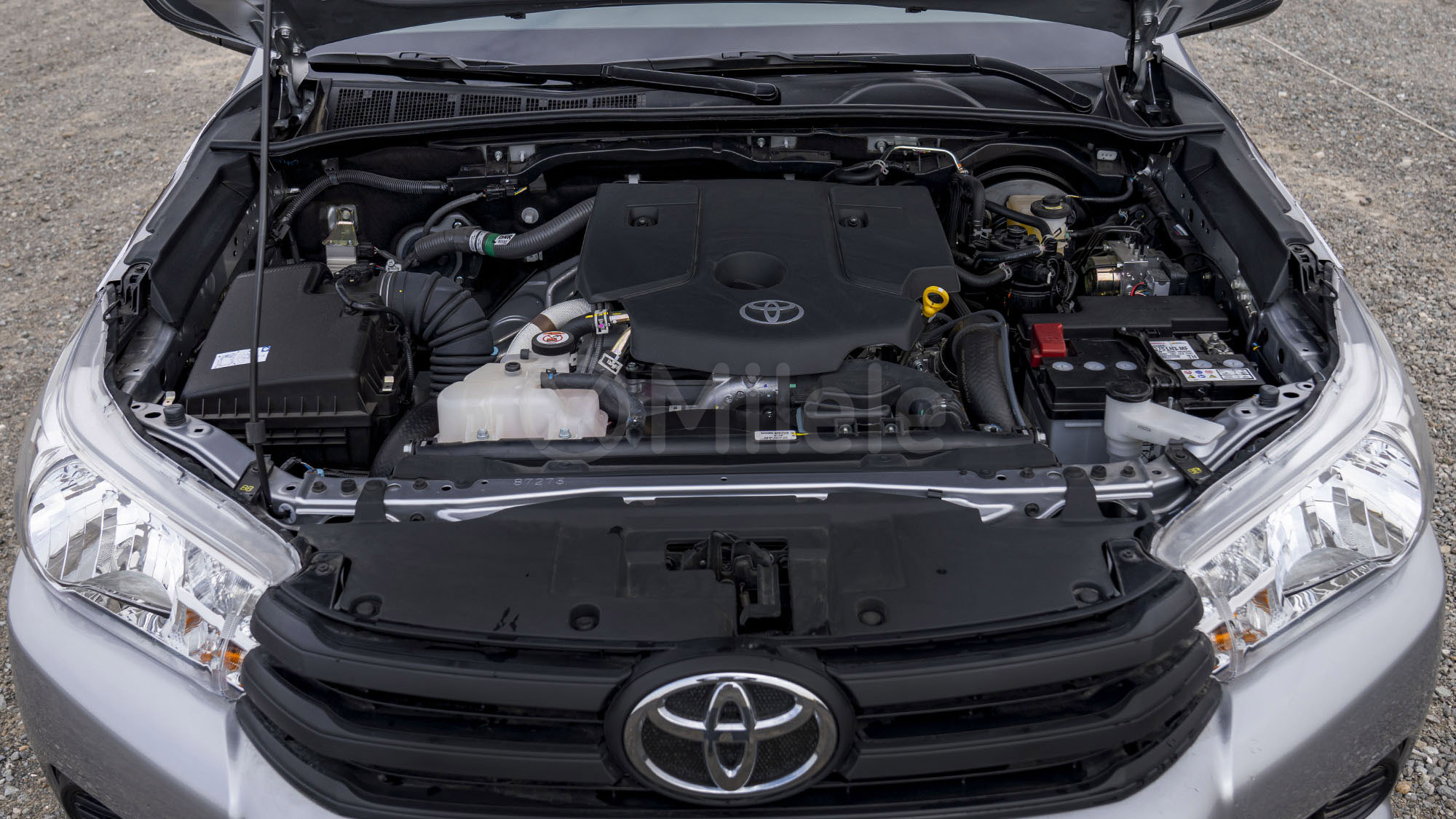 
(LHD) TOYOTA HILUX DC 2.4D MT 4X4 P. WINDOW MY2026 – SILVER full									