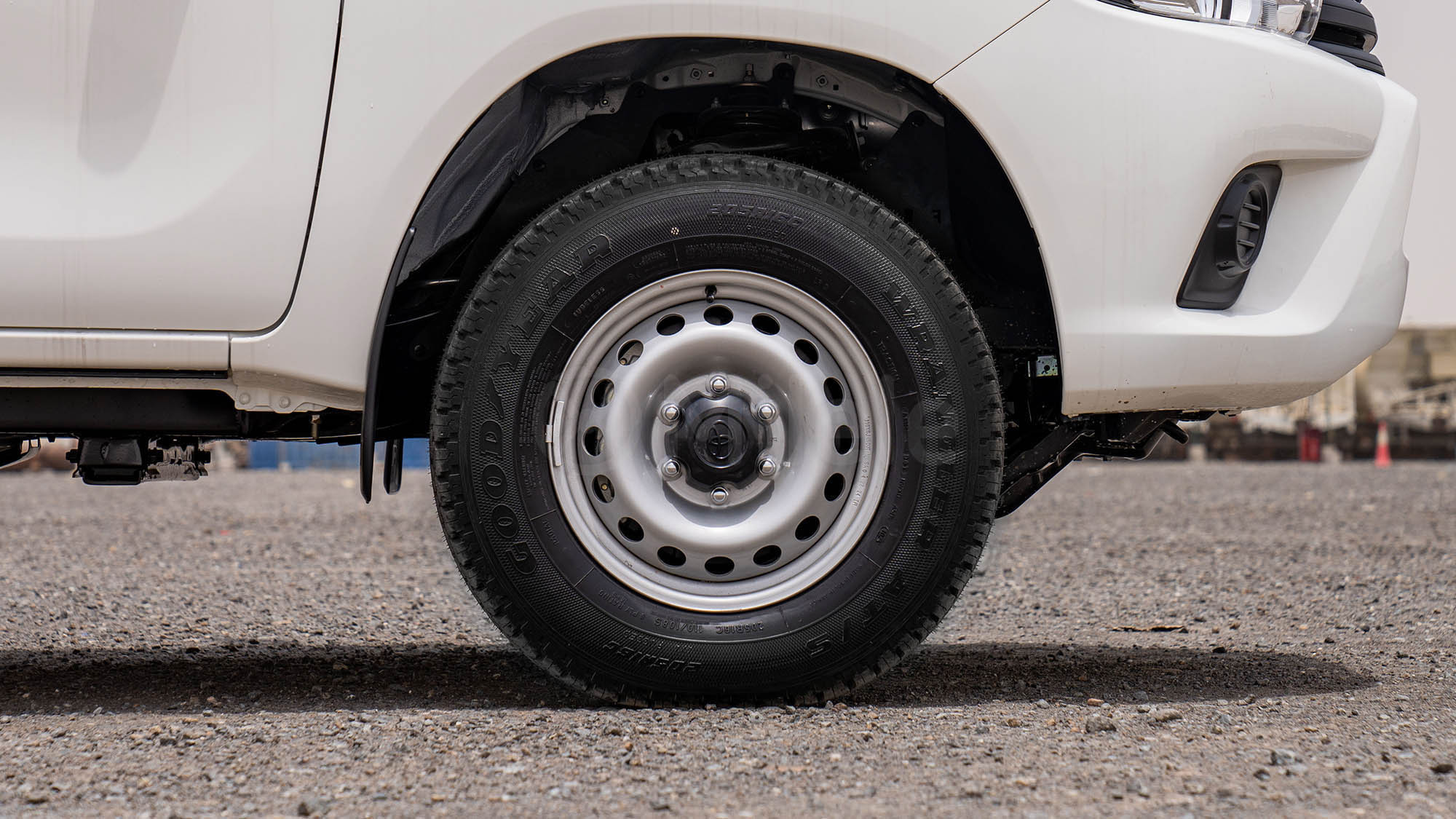 
(LHD) TOYOTA HILUX DC 2.4D MT 4X4 P. WINDOW MY2026 – WHITE full									