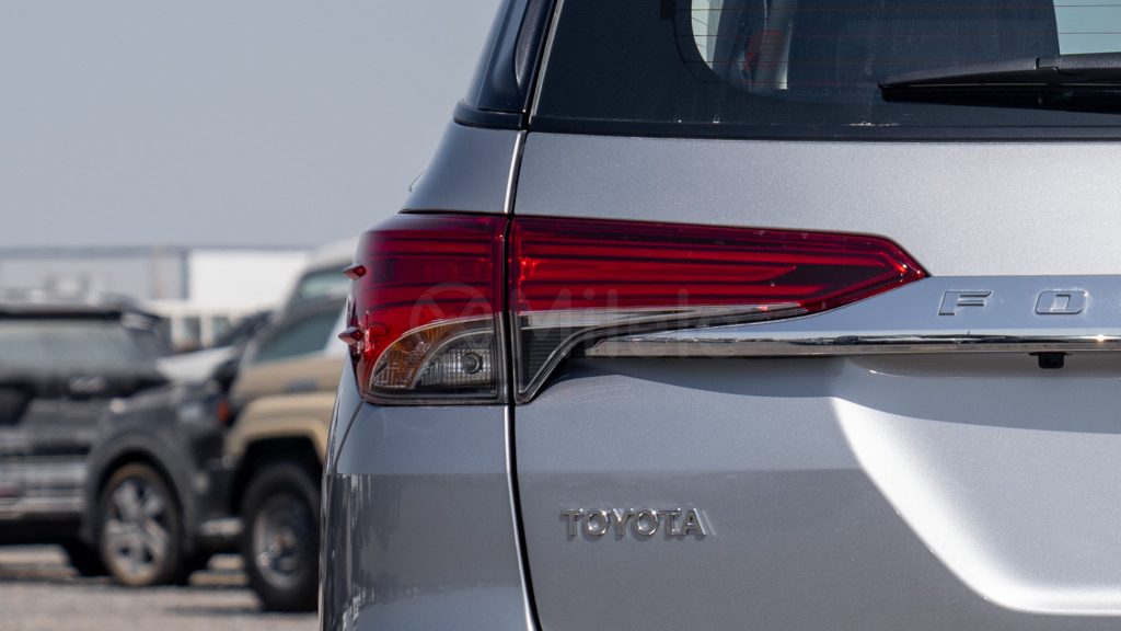 (LHD) TOYOTA FORTUNER 2.7P AT 4X4 MY2025 – SILVER