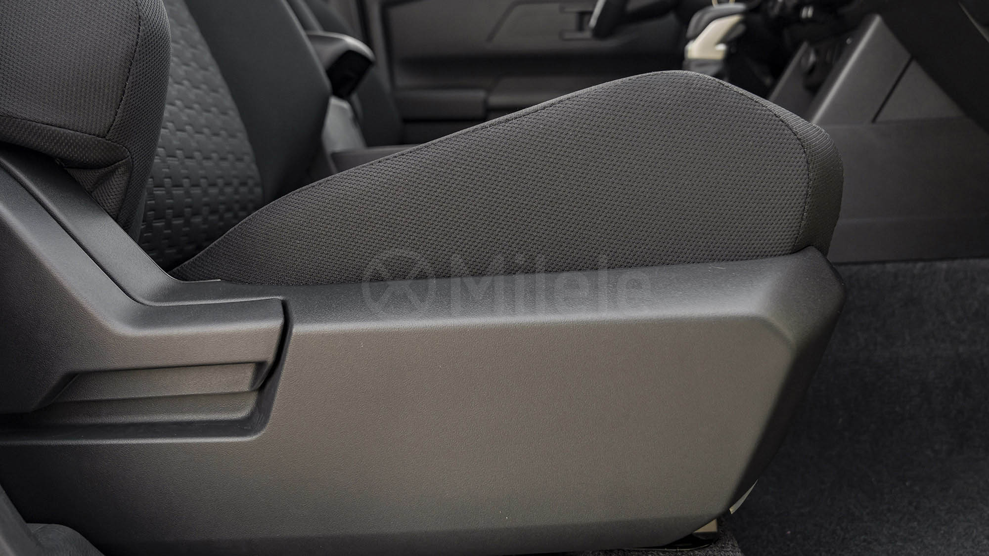 
(LHD) MITSUBISHI L200 DC 2.4D AT 4X4 MY2026 – WHITE full									